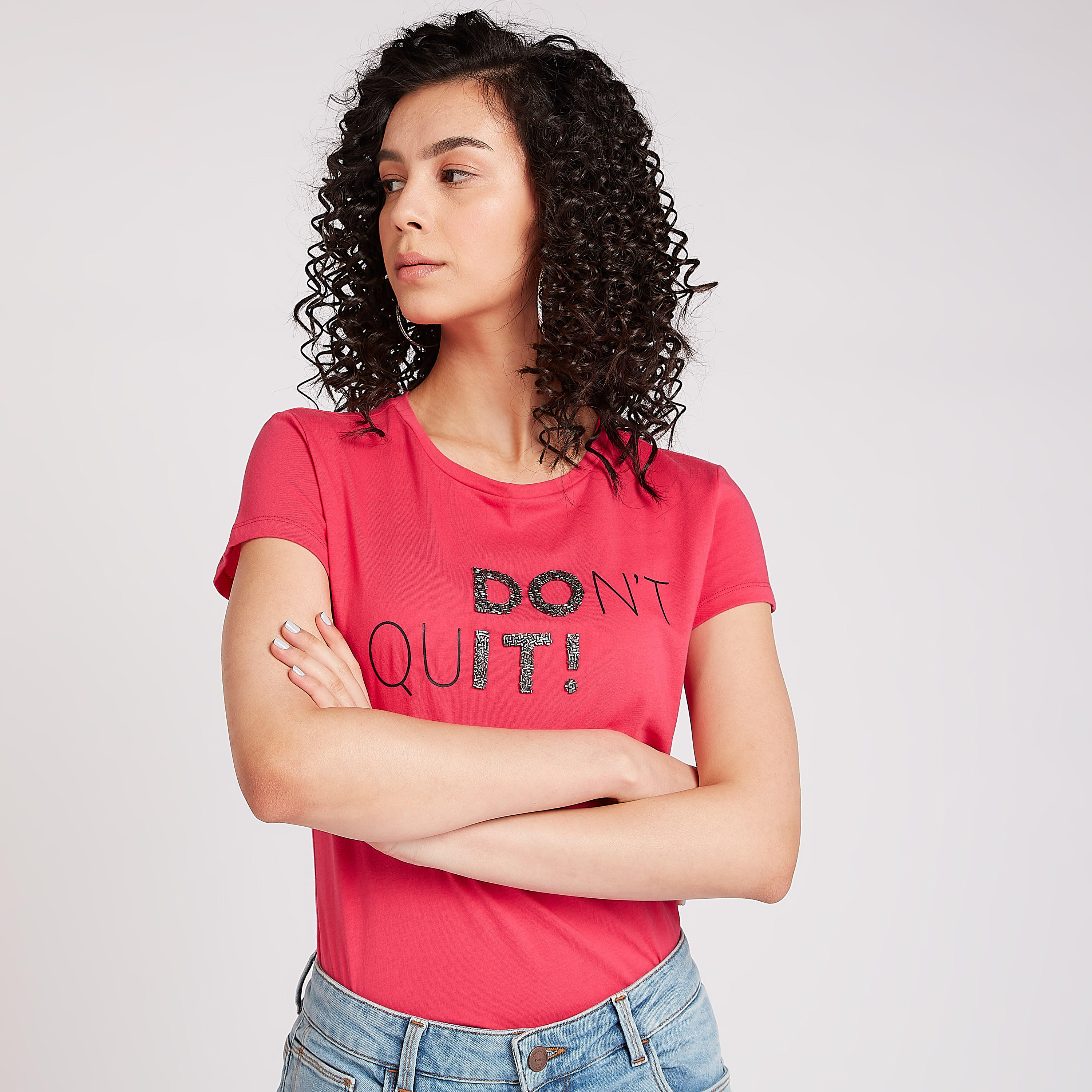 تيشيرت بياقة ضيّقة وأكمام كاب وطبعات-women-clothing-tshirts-image-1