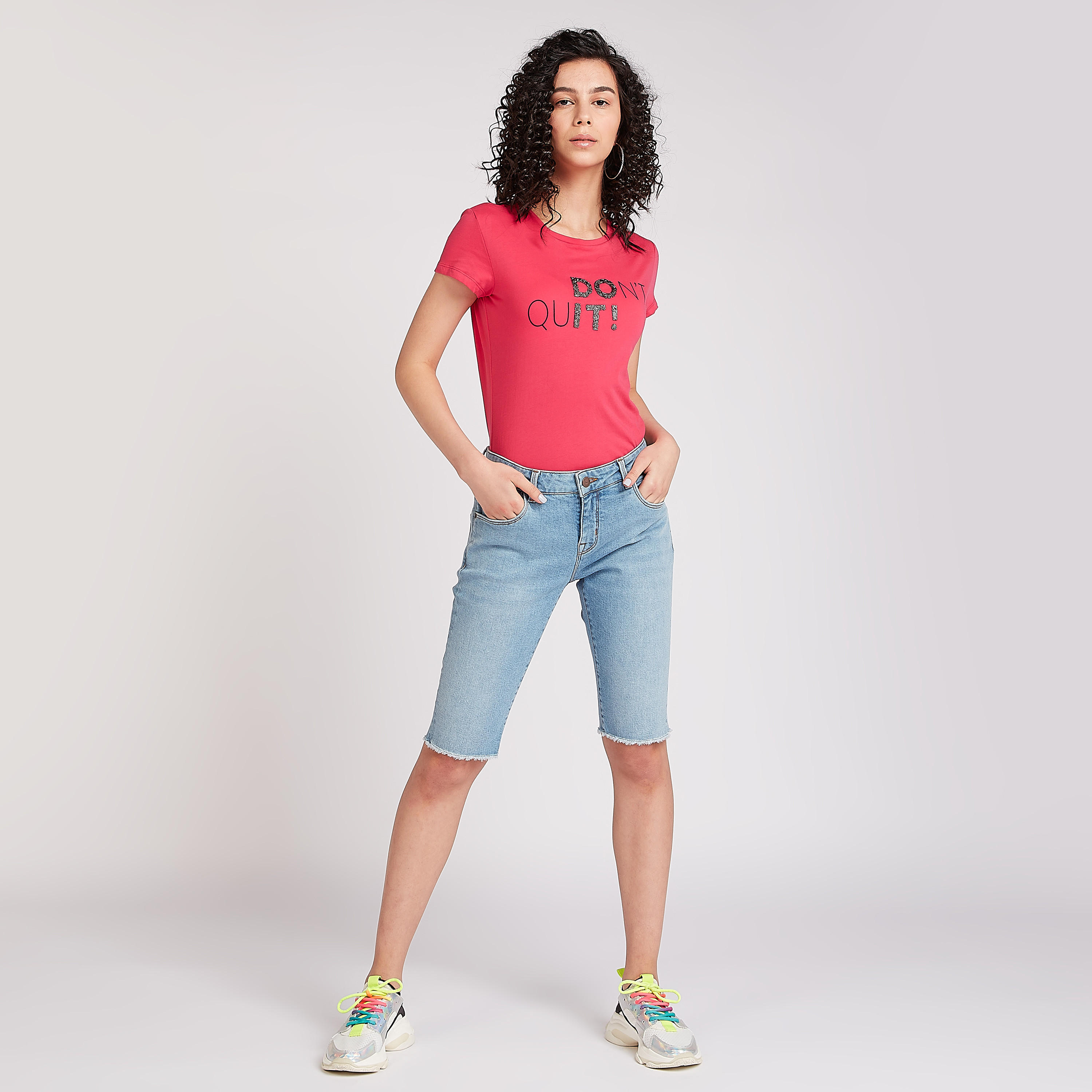 تيشيرت بياقة ضيّقة وأكمام كاب وطبعات-women-clothing-tshirts-image-2