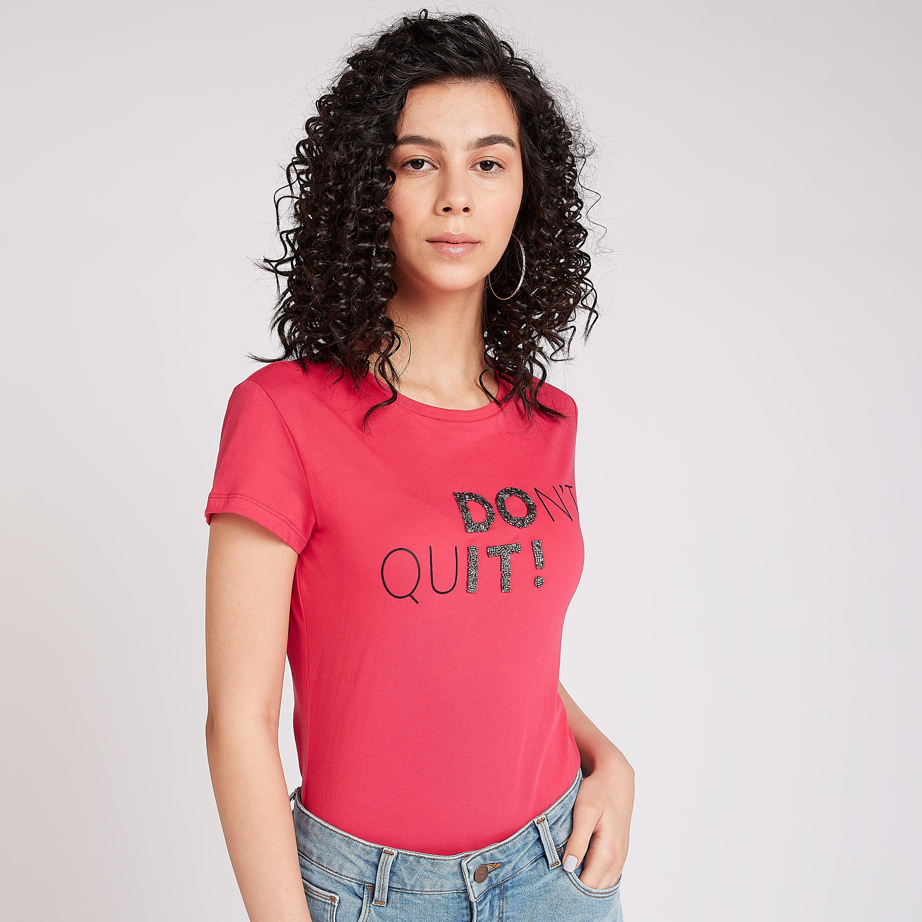 تيشيرت بياقة ضيّقة وأكمام كاب وطبعات-women-clothing-tshirts-image-5