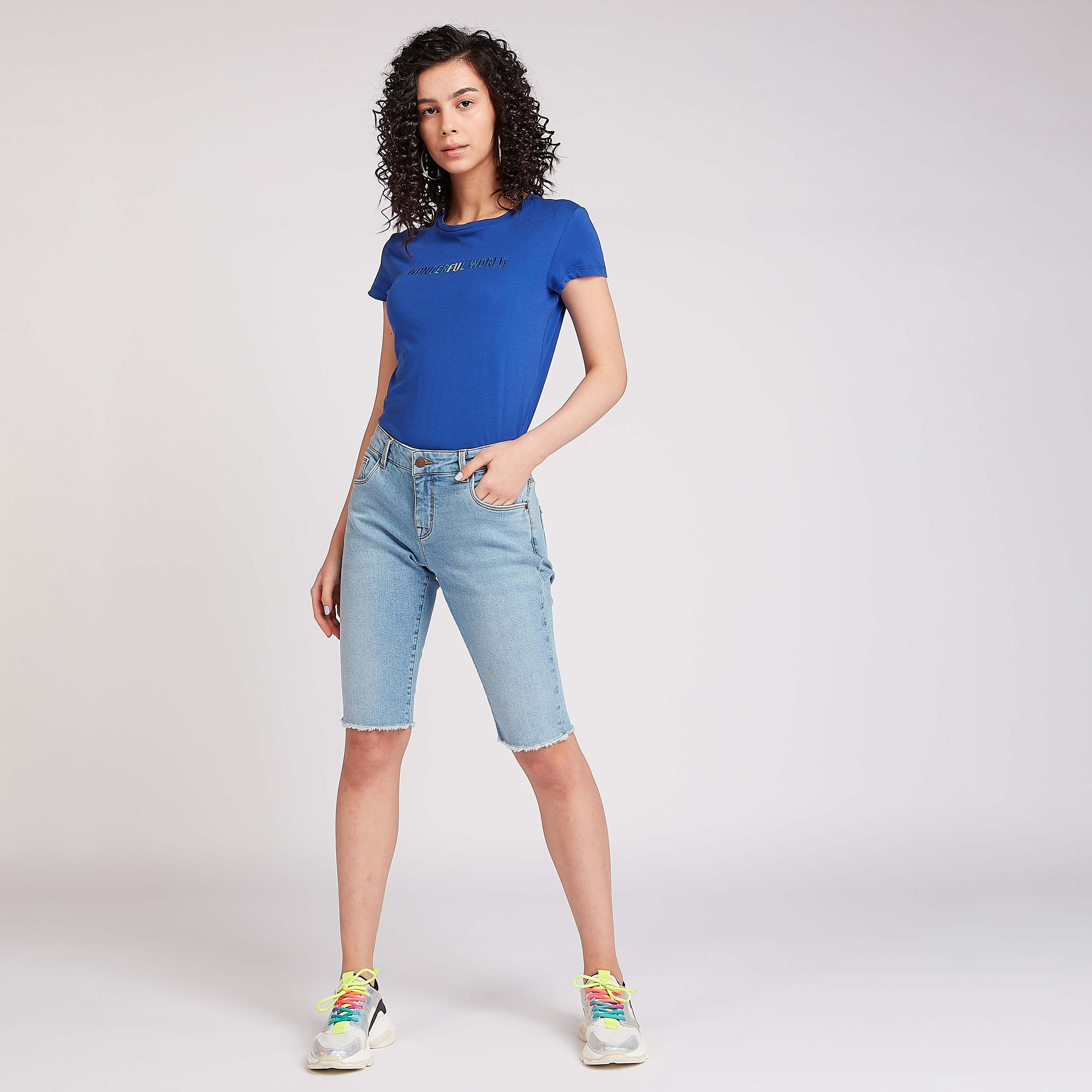 تيشيرت بياقة مستديرة وأكمام كاب وطبعات-women-clothing-tshirts-image-3