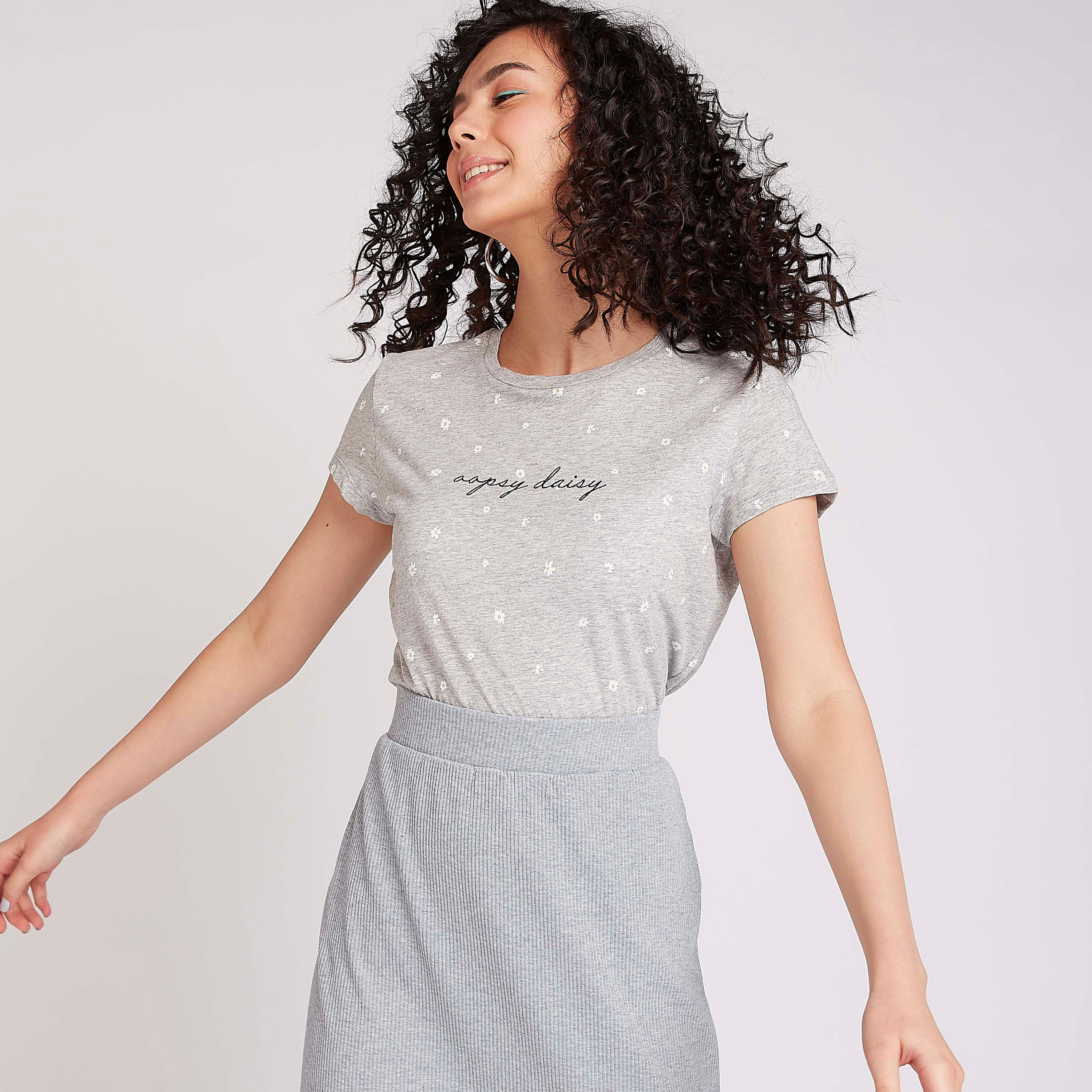 تيشيرت مستدام بياقة ضيّقة وأكمام كاب وطبعات-women-clothing-tshirts-image-1