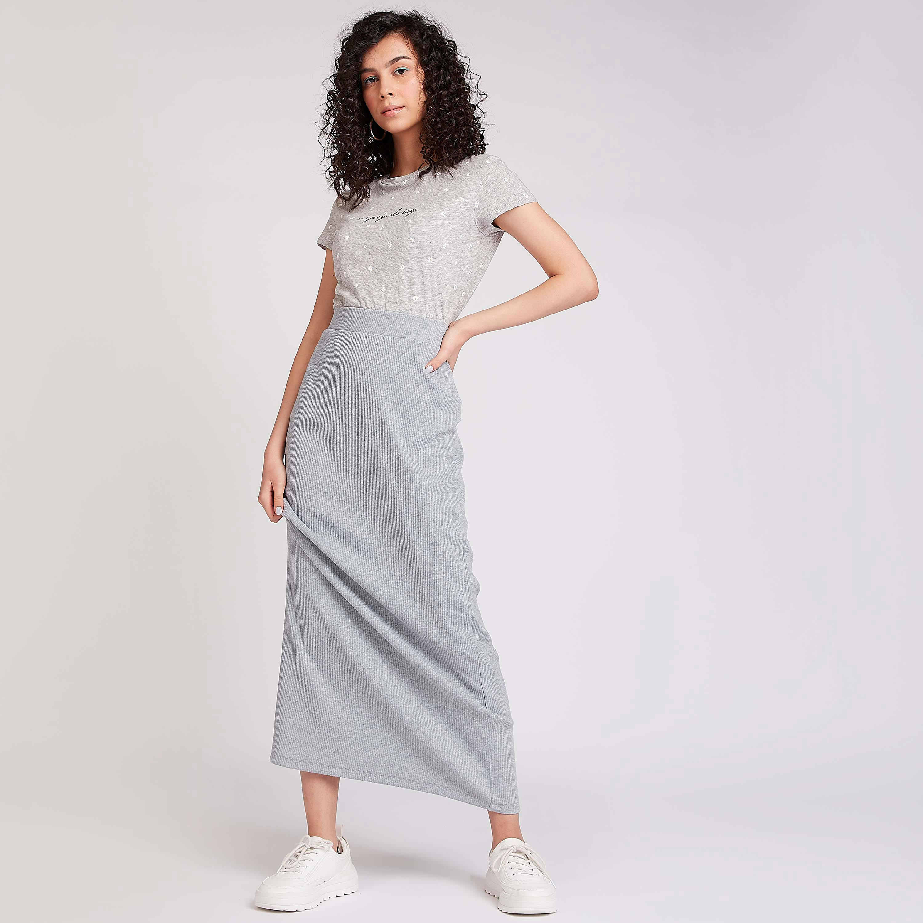 تيشيرت مستدام بياقة ضيّقة وأكمام كاب وطبعات-women-clothing-tshirts-image-2
