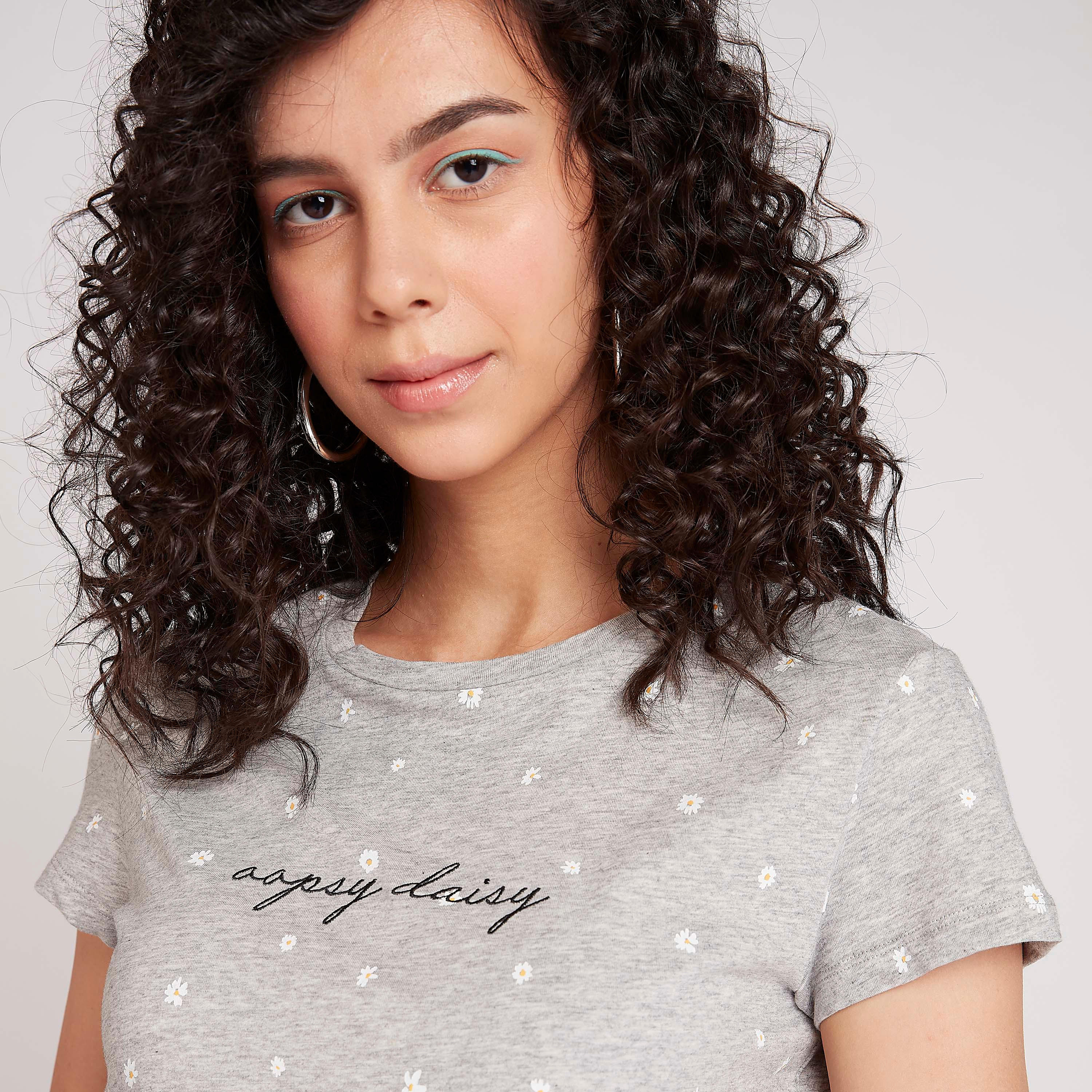 تيشيرت مستدام بياقة ضيّقة وأكمام كاب وطبعات-women-clothing-tshirts-image-3