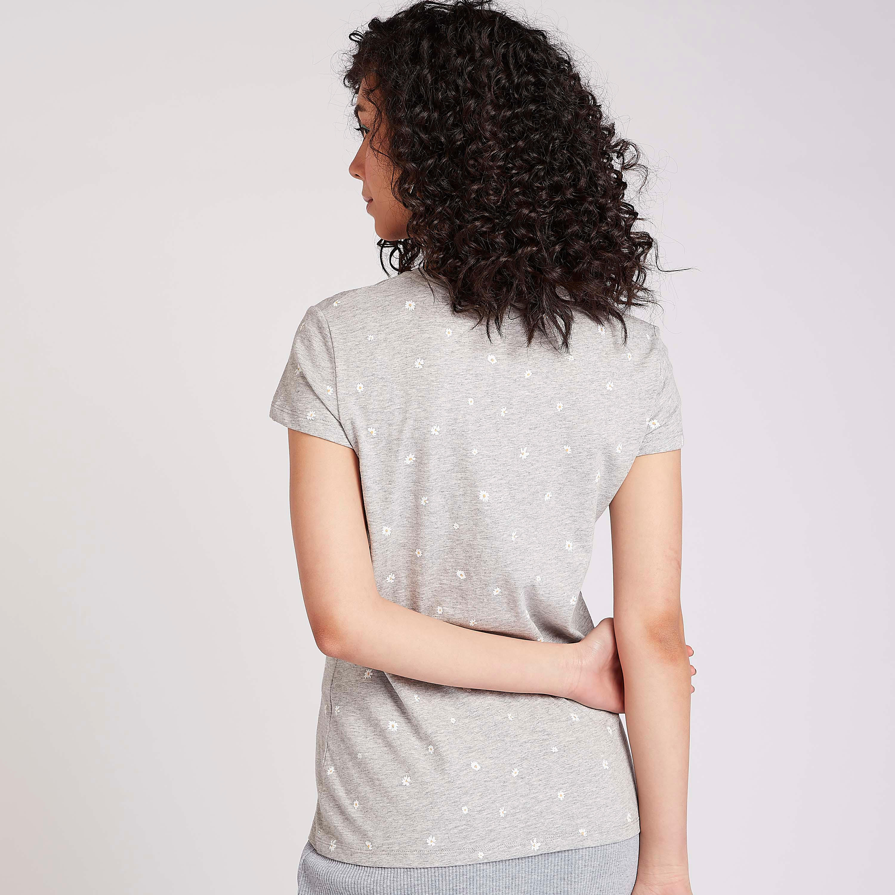 تيشيرت مستدام بياقة ضيّقة وأكمام كاب وطبعات-women-clothing-tshirts-image-4
