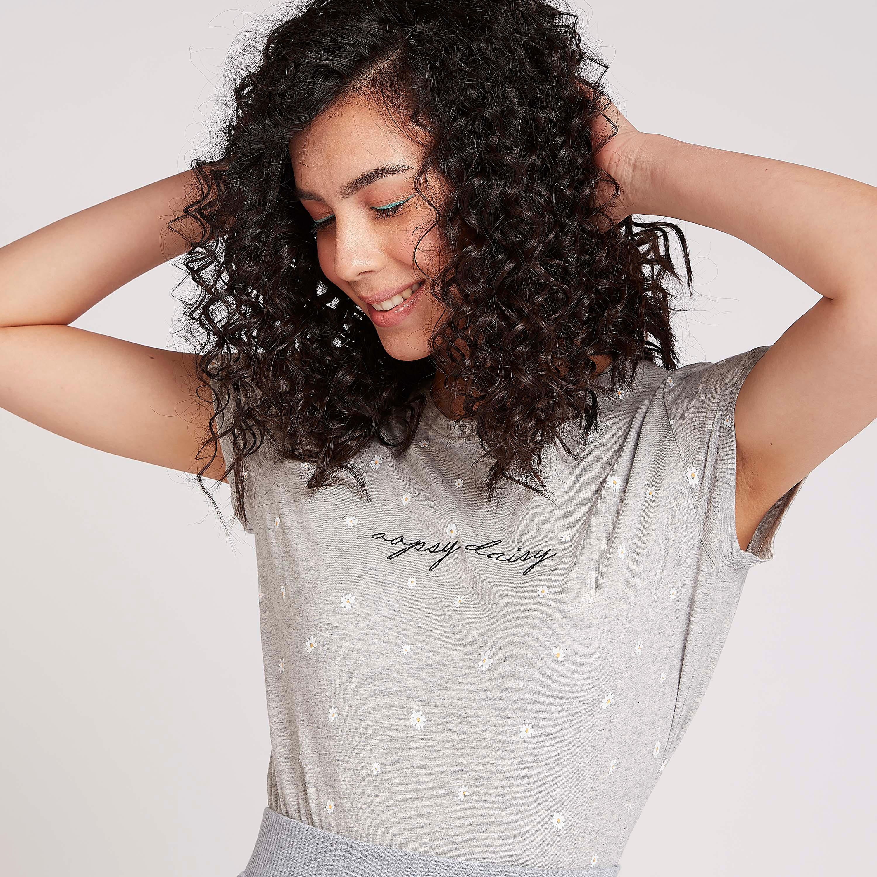 تيشيرت مستدام بياقة ضيّقة وأكمام كاب وطبعات-women-clothing-tshirts-image-5