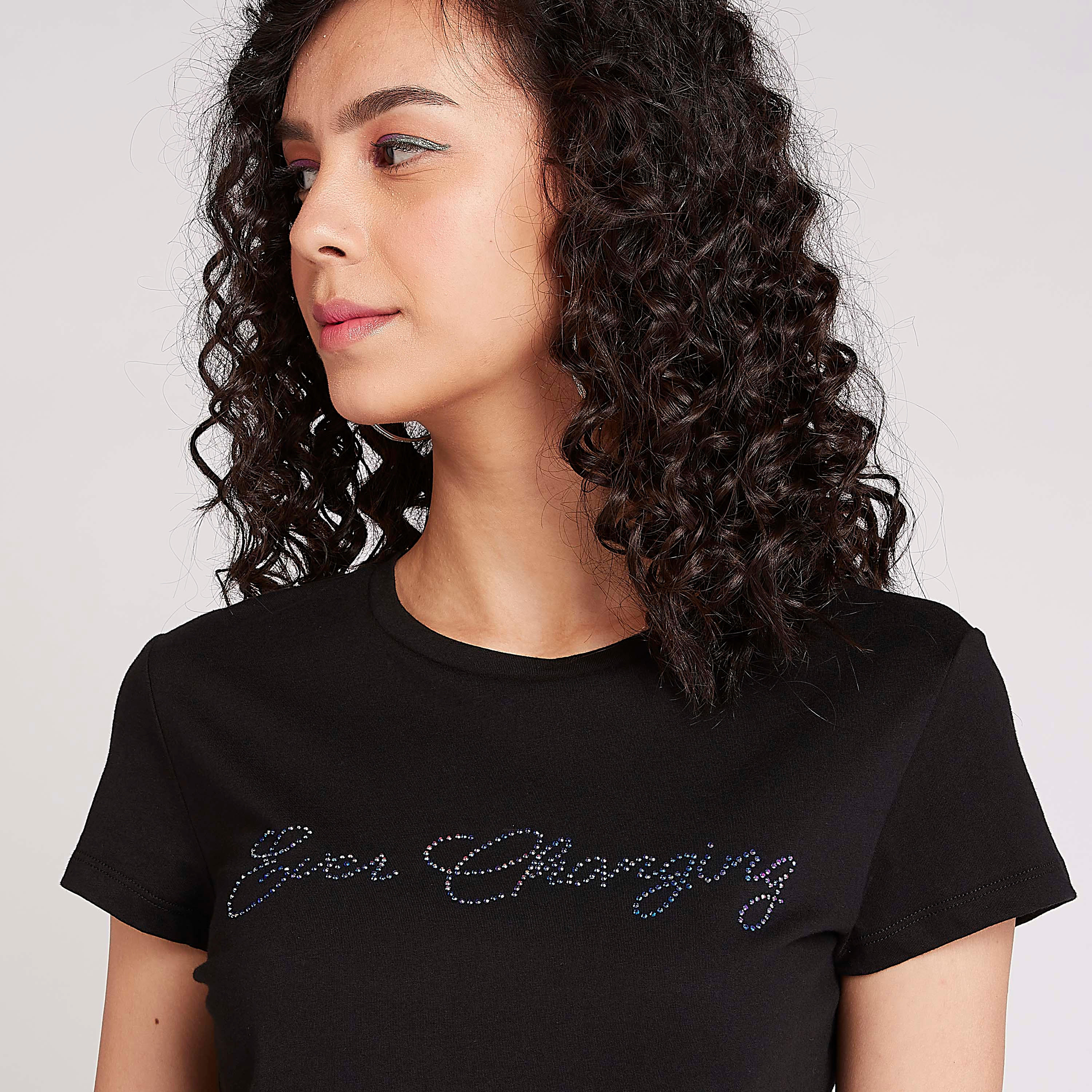 تيشيرت مستدام مزيّن بياقة ضيّقة وأكمام كاب-women-clothing-tshirts-image-1