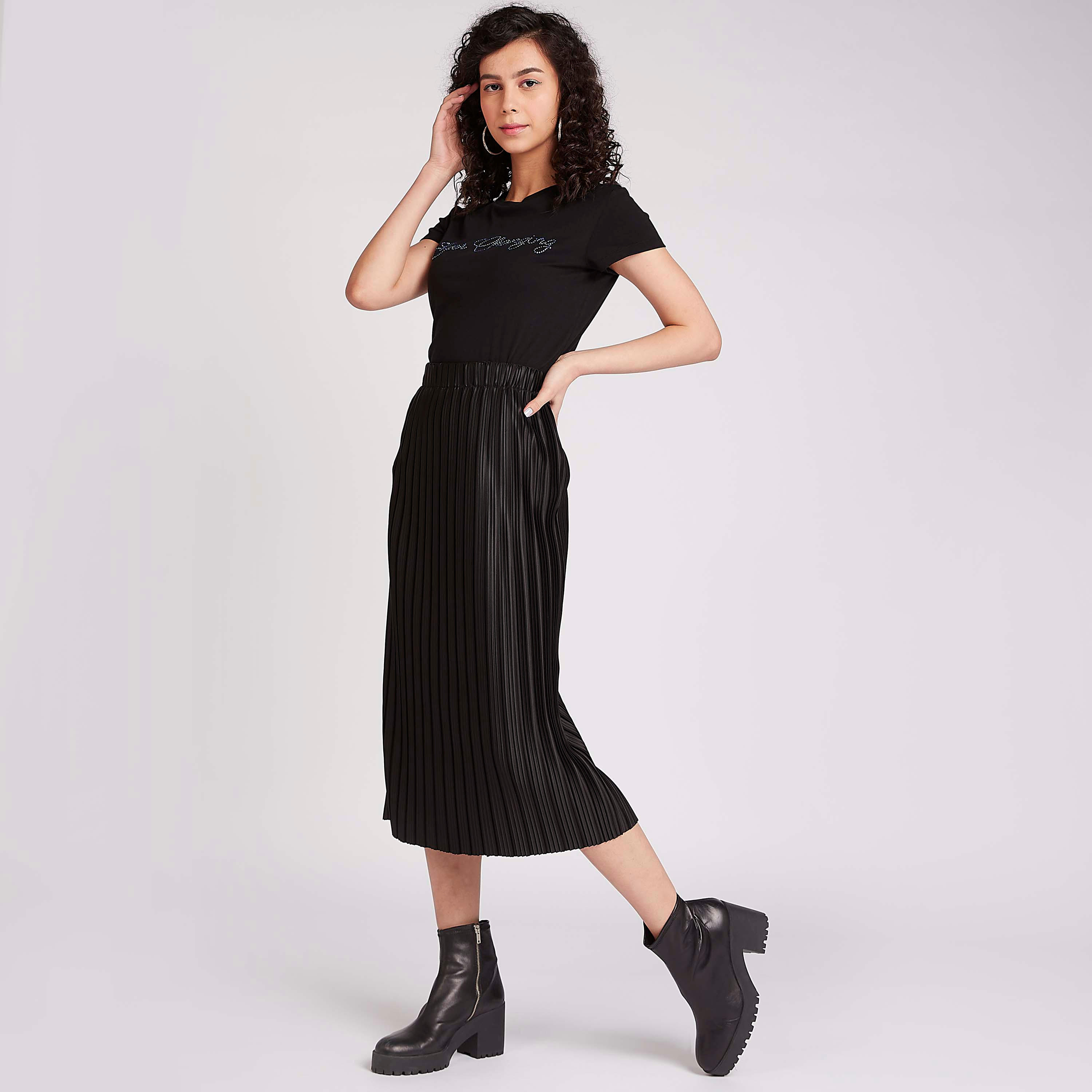 تيشيرت مستدام مزيّن بياقة ضيّقة وأكمام كاب-women-clothing-tshirts-image-2