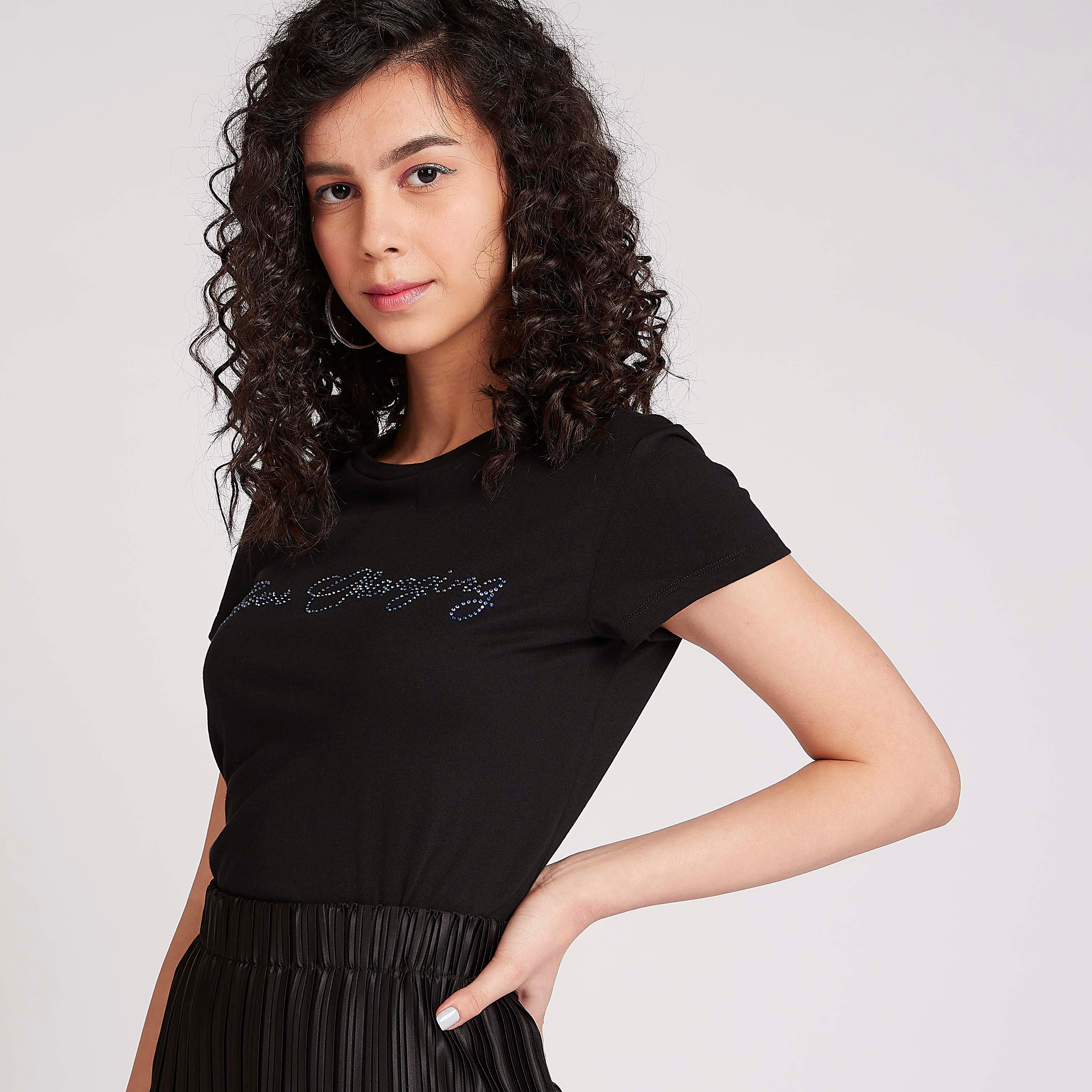 تيشيرت مستدام مزيّن بياقة ضيّقة وأكمام كاب-women-clothing-tshirts-image-3