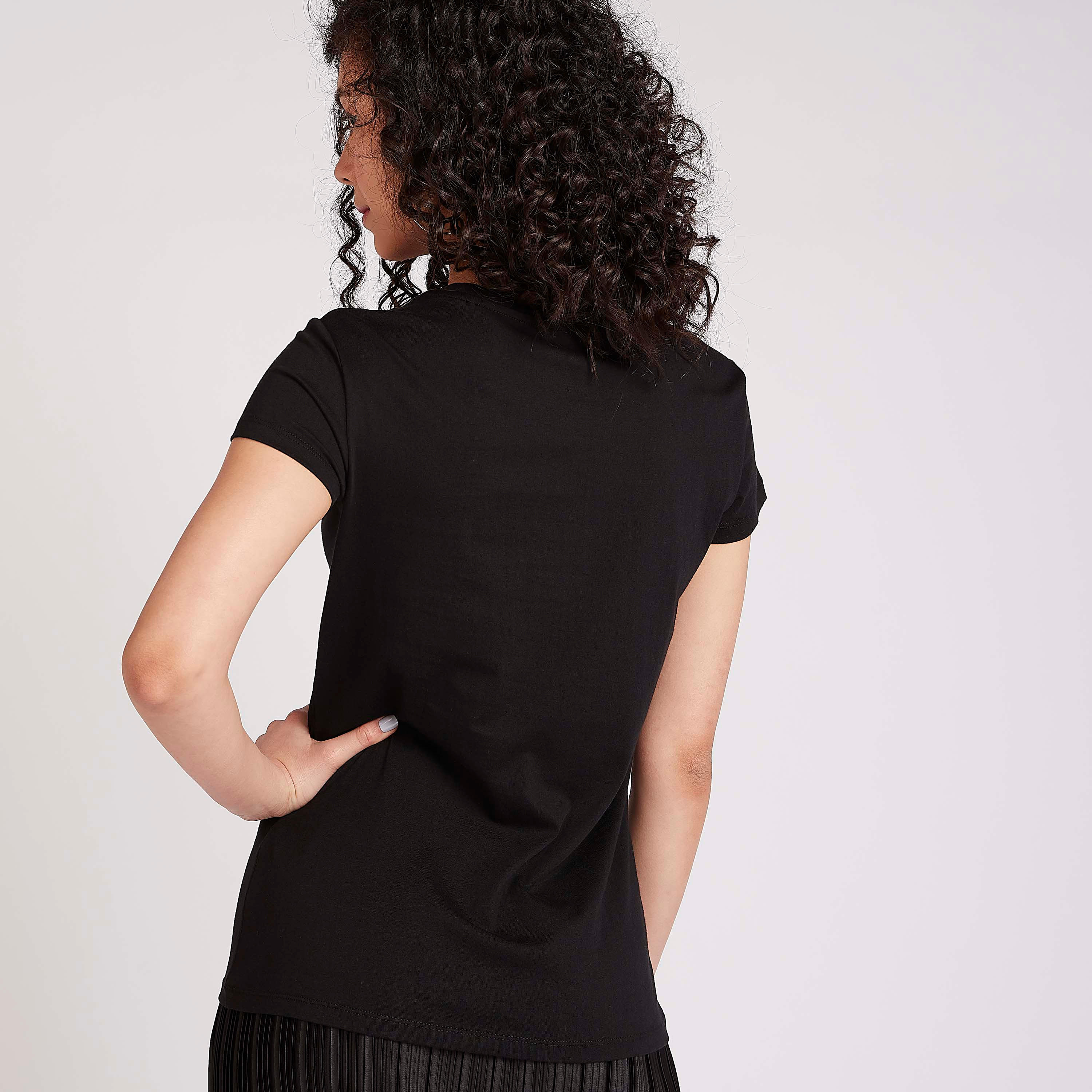 تيشيرت مستدام مزيّن بياقة ضيّقة وأكمام كاب-women-clothing-tshirts-image-4
