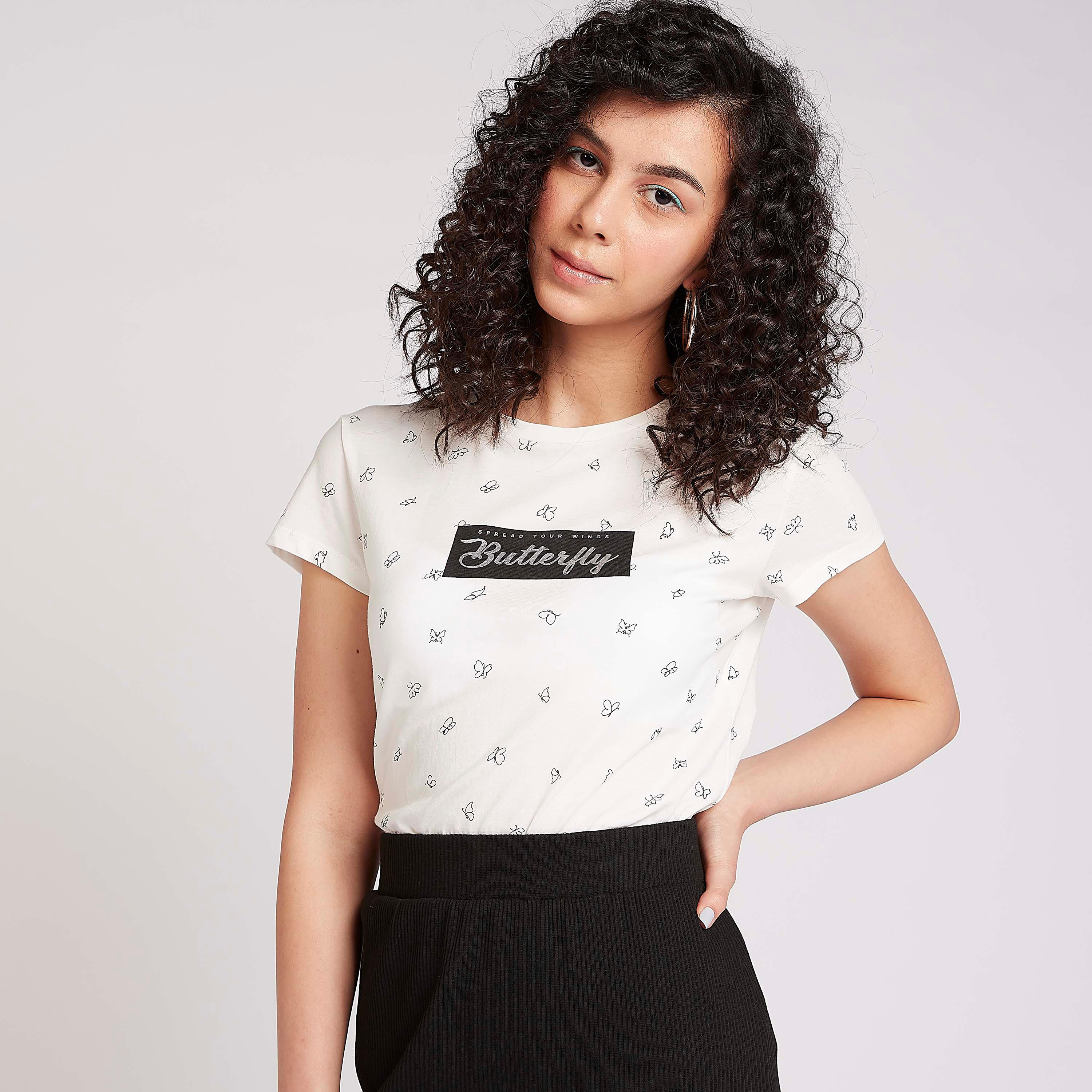تيشيرت مستدام بياقة ضيّقة وأكمام كاب وطبعات-women-clothing-tshirts-image-4