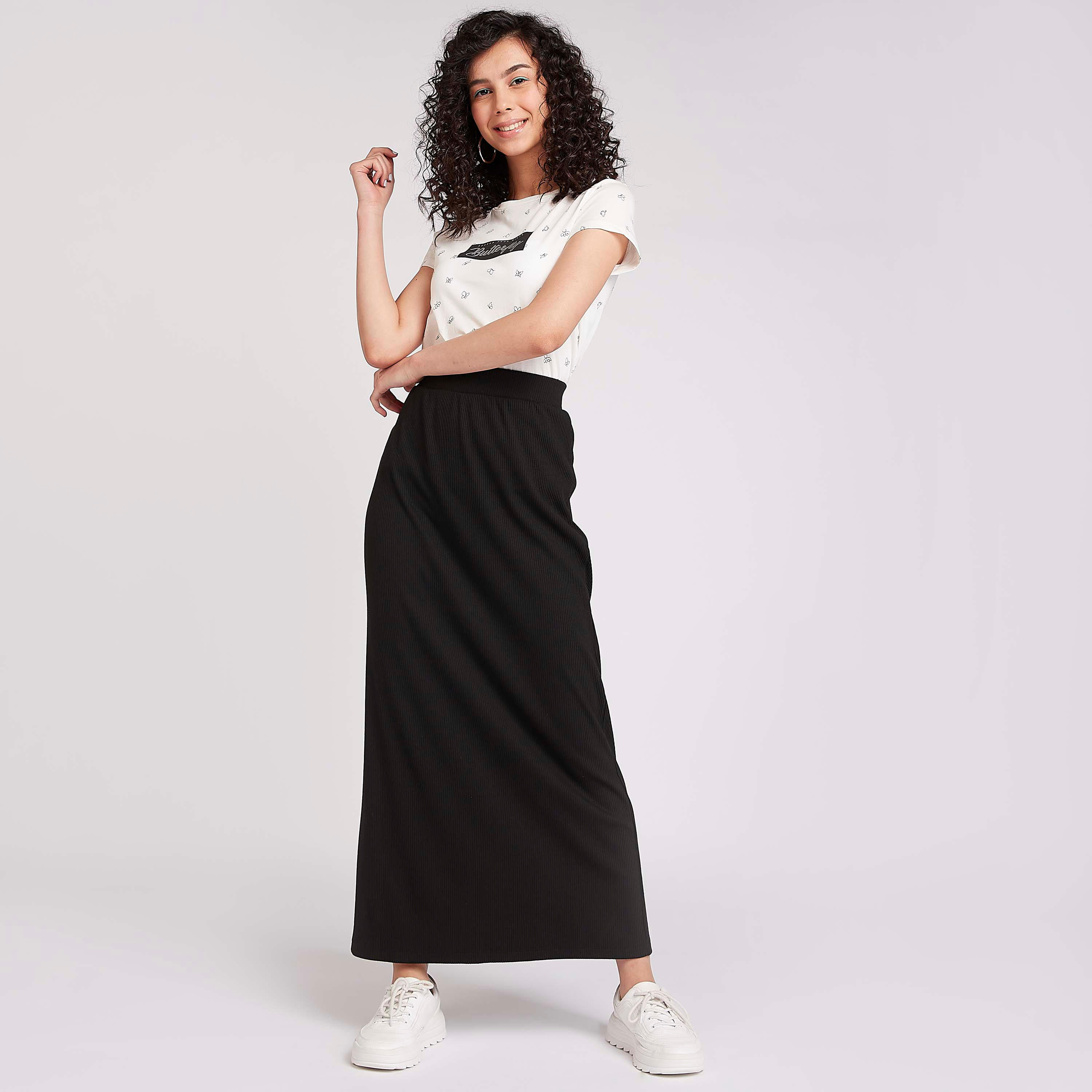تيشيرت مستدام بياقة ضيّقة وأكمام كاب وطبعات-women-clothing-tshirts-image-3