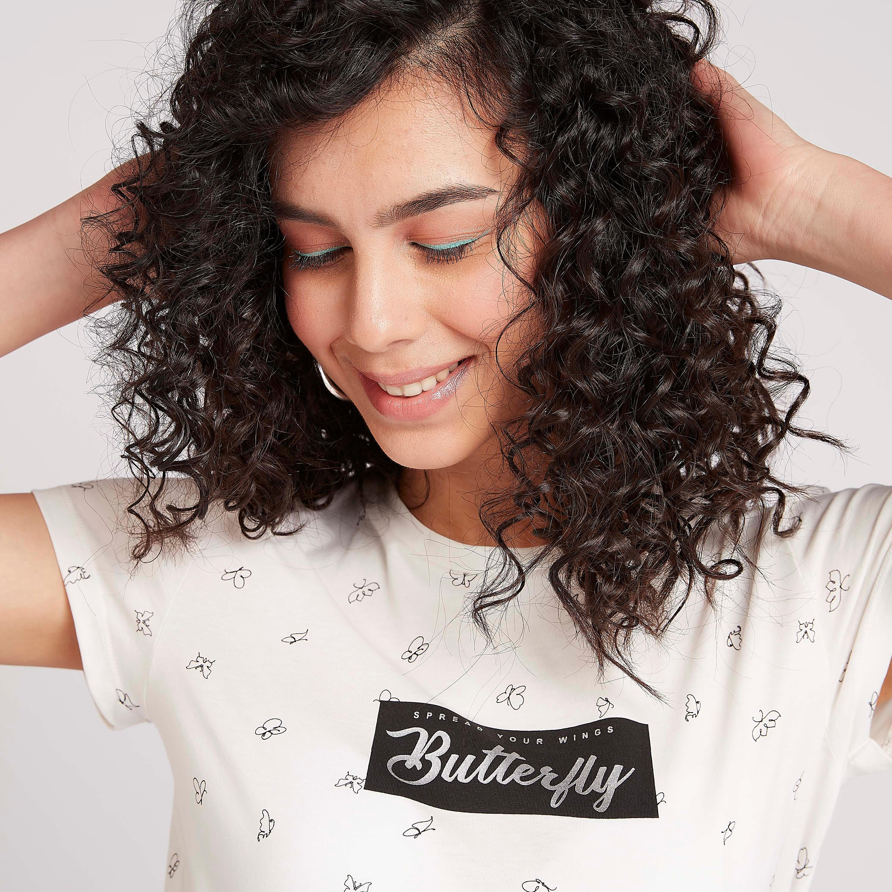 تيشيرت مستدام بياقة ضيّقة وأكمام كاب وطبعات-women-clothing-tshirts-image-2