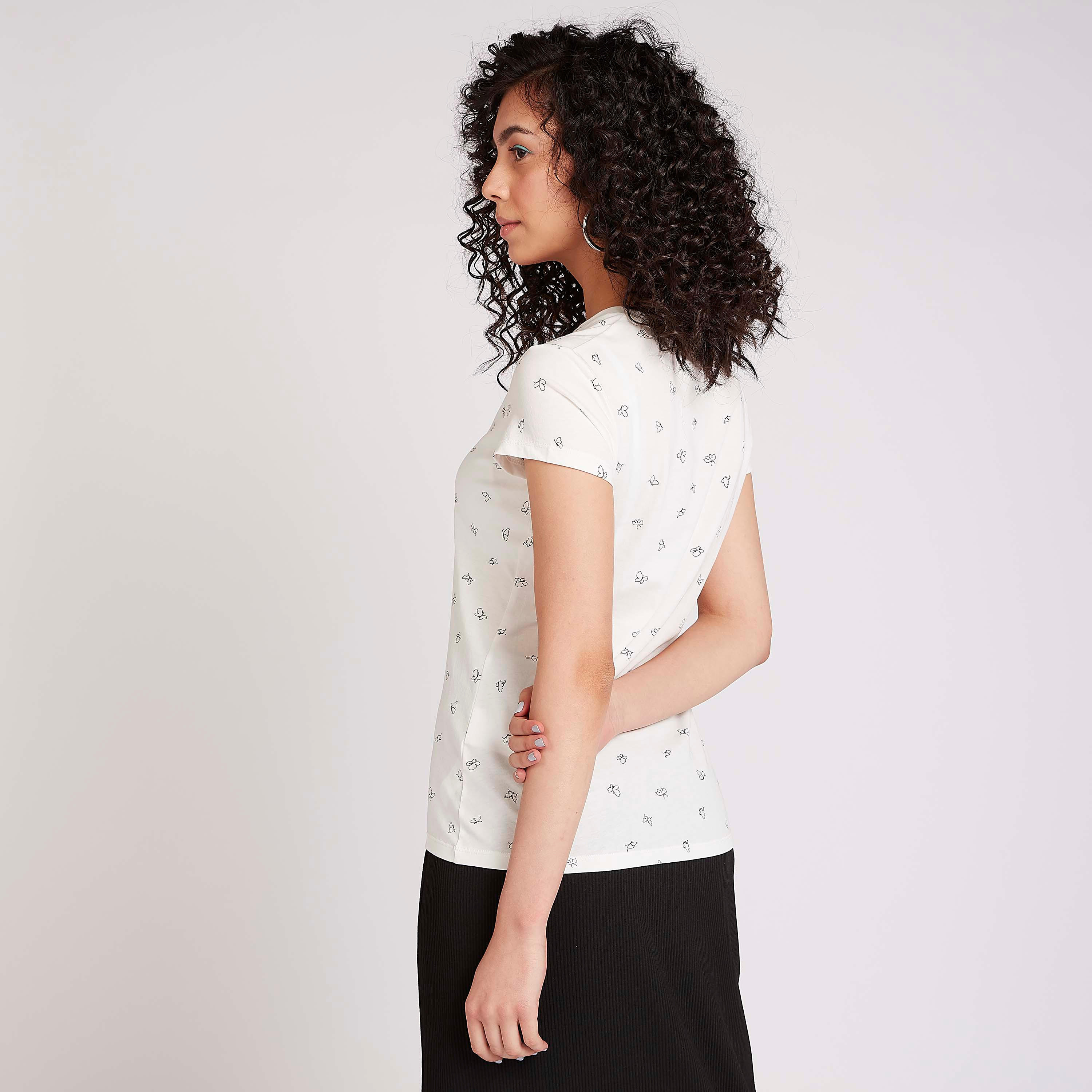 تيشيرت مستدام بياقة ضيّقة وأكمام كاب وطبعات-women-clothing-tshirts-image-1