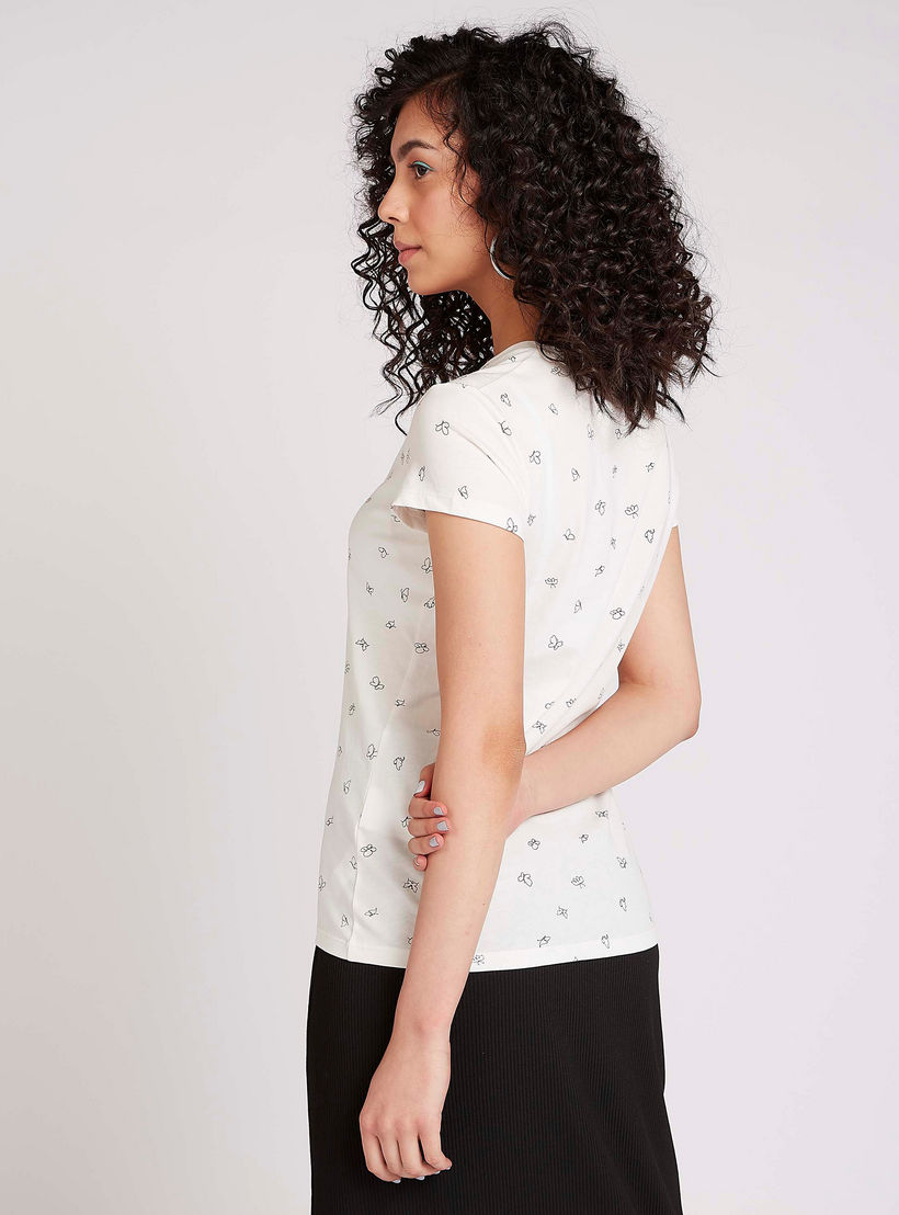 تيشيرت مستدام بياقة ضيّقة وأكمام كاب وطبعات-women-clothing-tshirts-image-1