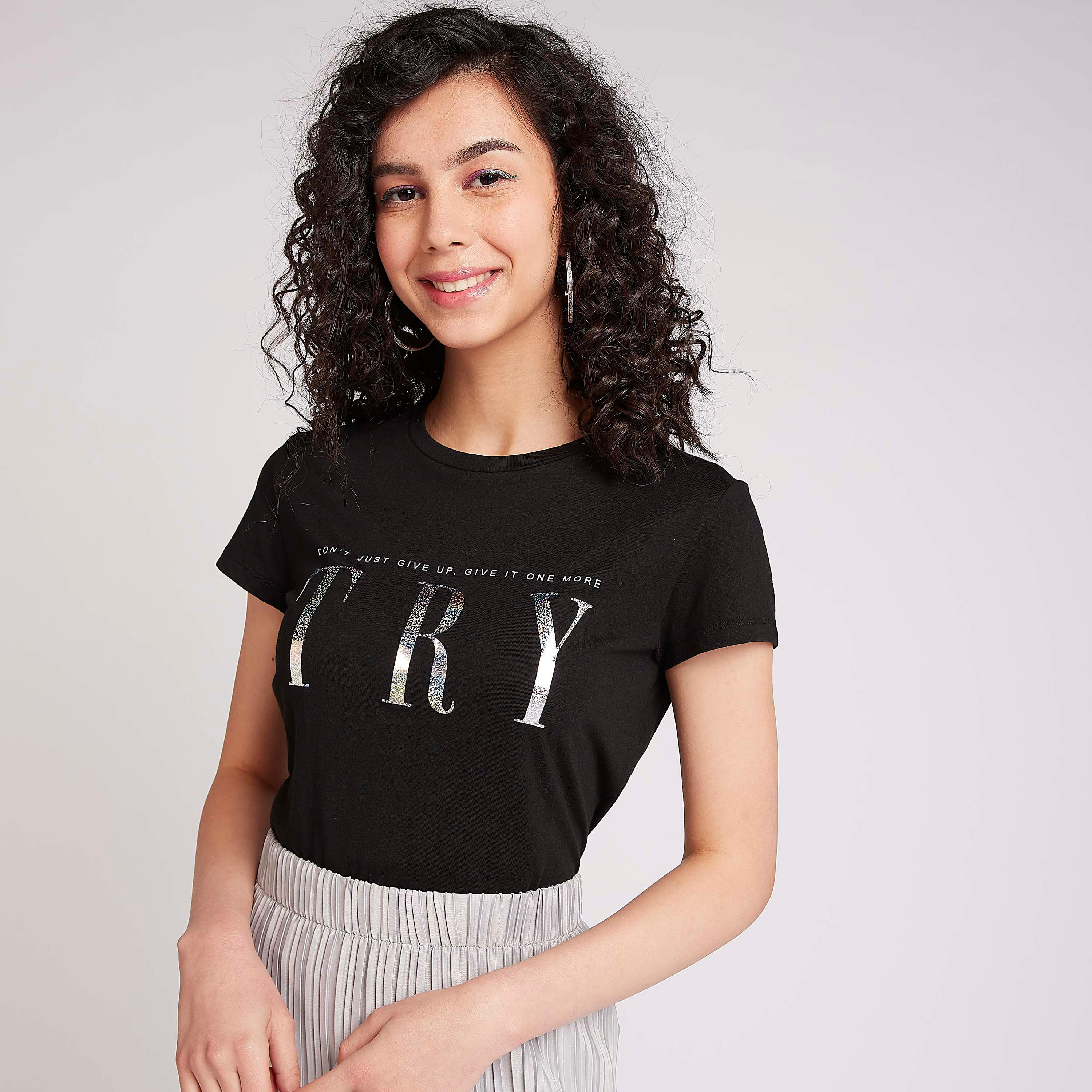 تيشيرت مستدام بياقة ضيّقة وأكمام قصيرة وطبعات-women-clothing-tshirts-image-1