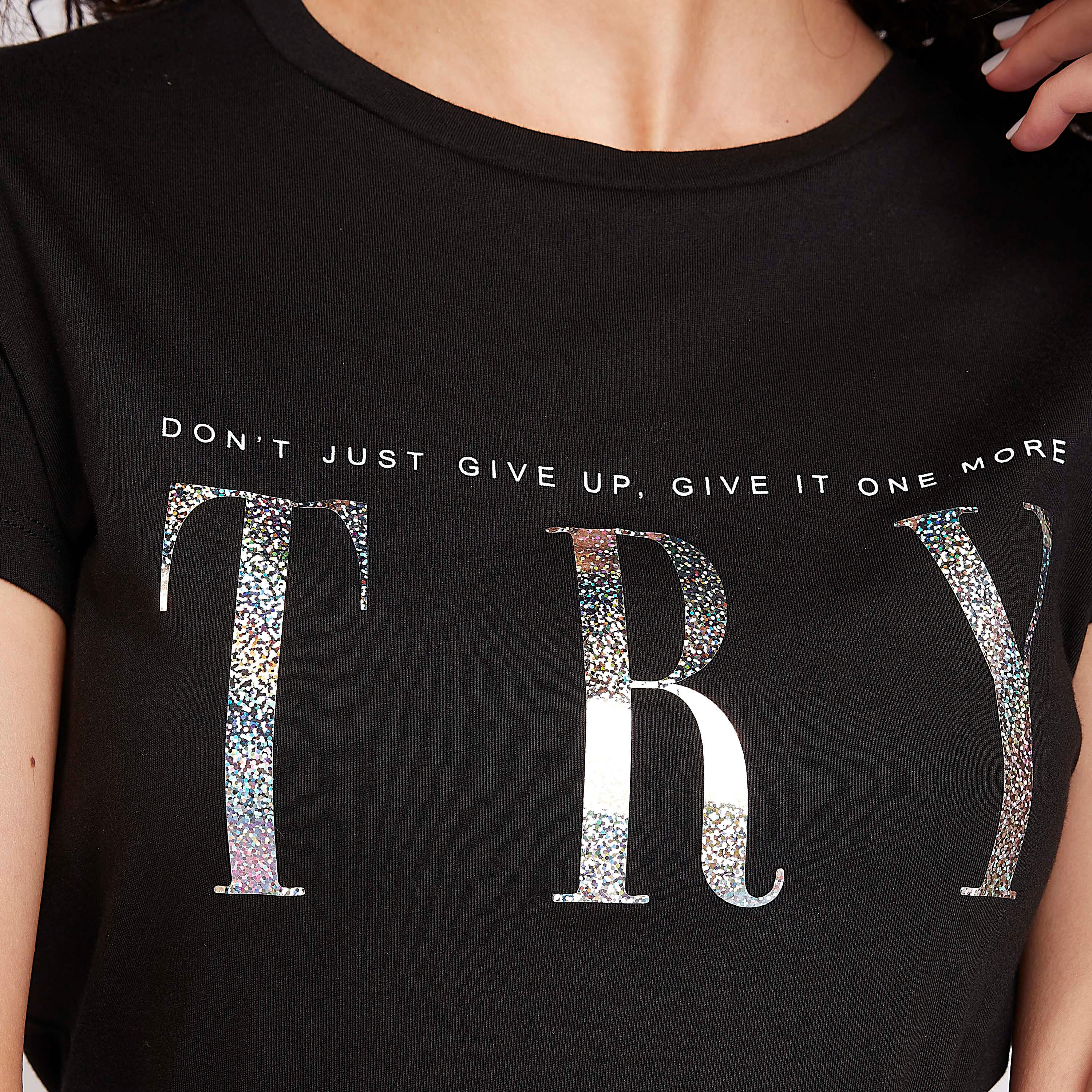 تيشيرت مستدام بياقة ضيّقة وأكمام قصيرة وطبعات-women-clothing-tshirts-image-3