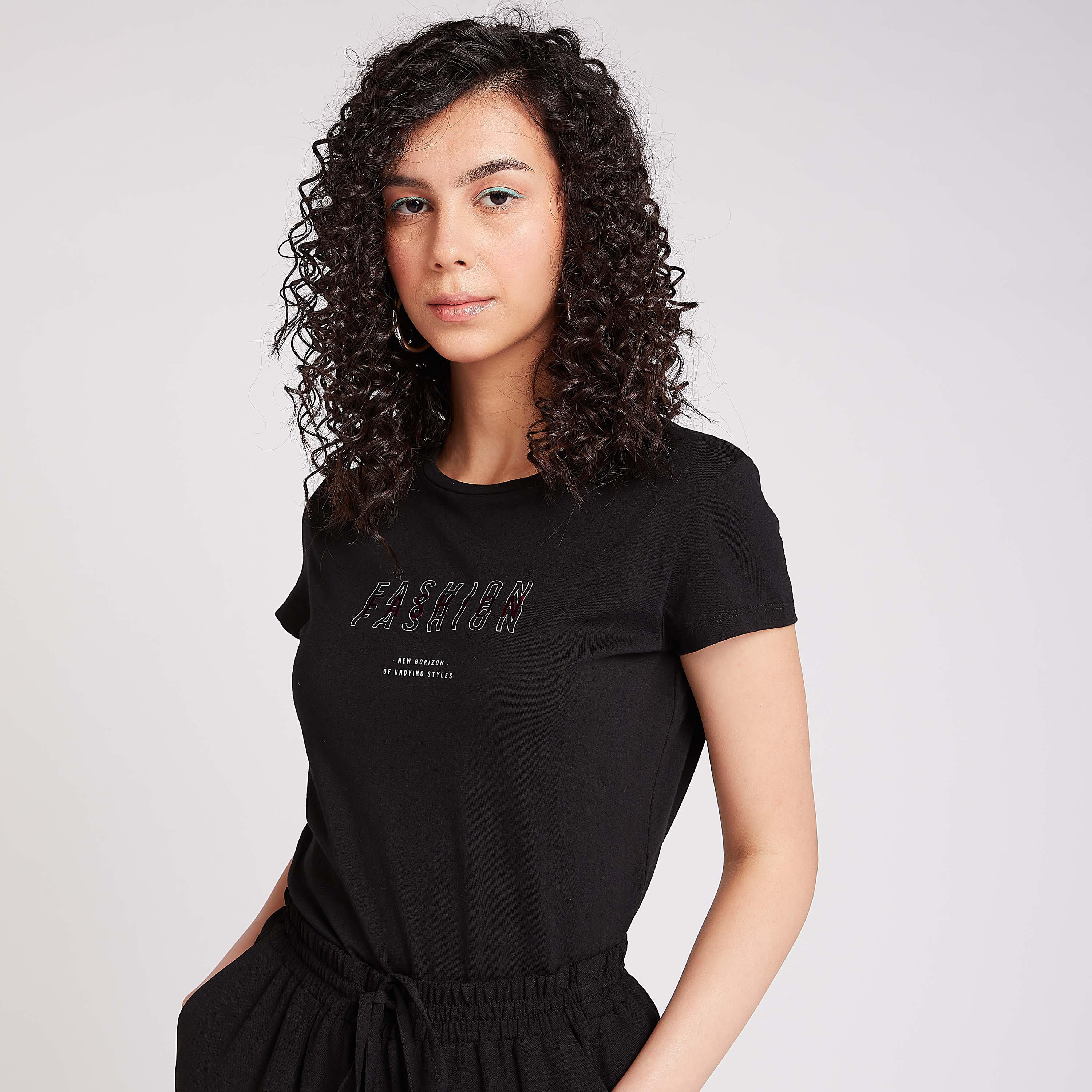 تيشيرت مستدام بياقة ضيّقة وأكمام كاب وطبعات-women-clothing-tshirts-image-1