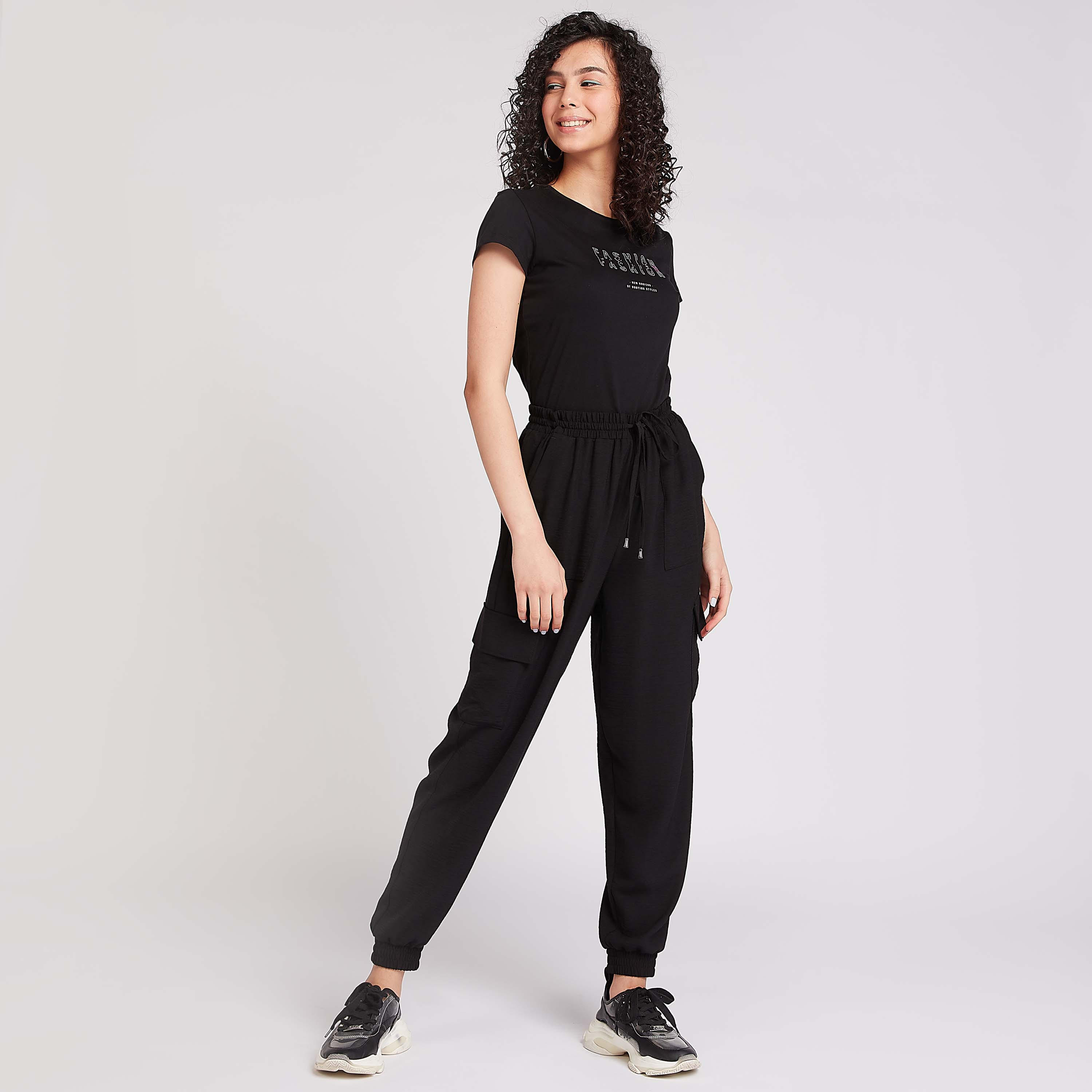 تيشيرت مستدام بياقة ضيّقة وأكمام كاب وطبعات-women-clothing-tshirts-image-2