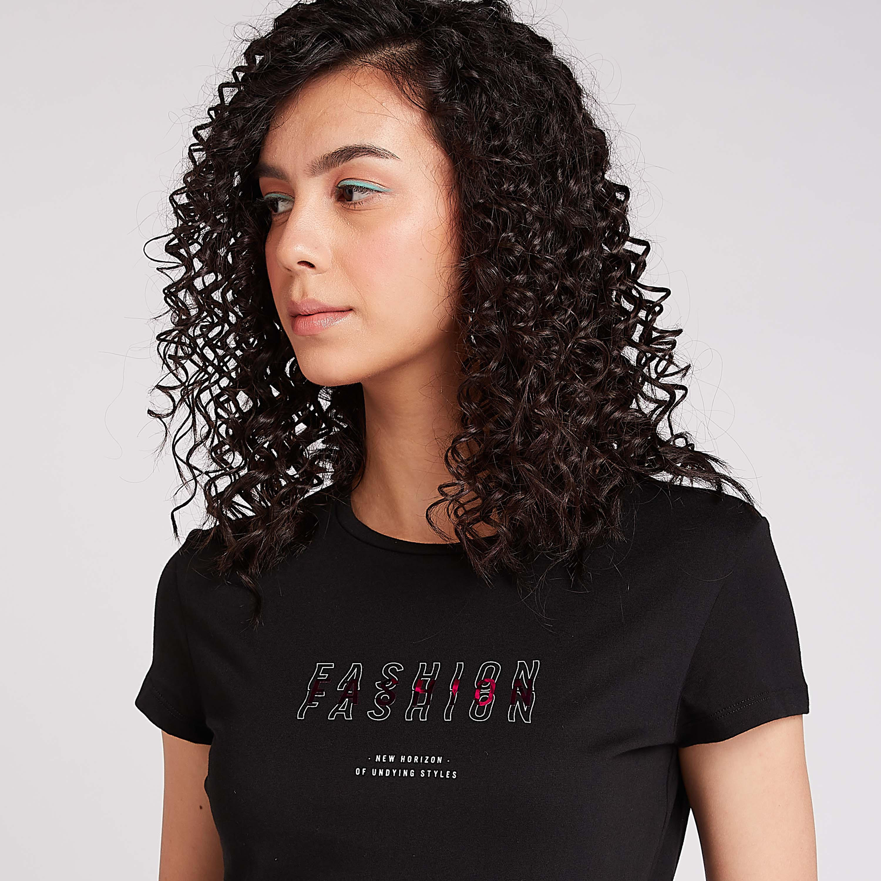 تيشيرت مستدام بياقة ضيّقة وأكمام كاب وطبعات-women-clothing-tshirts-image-3