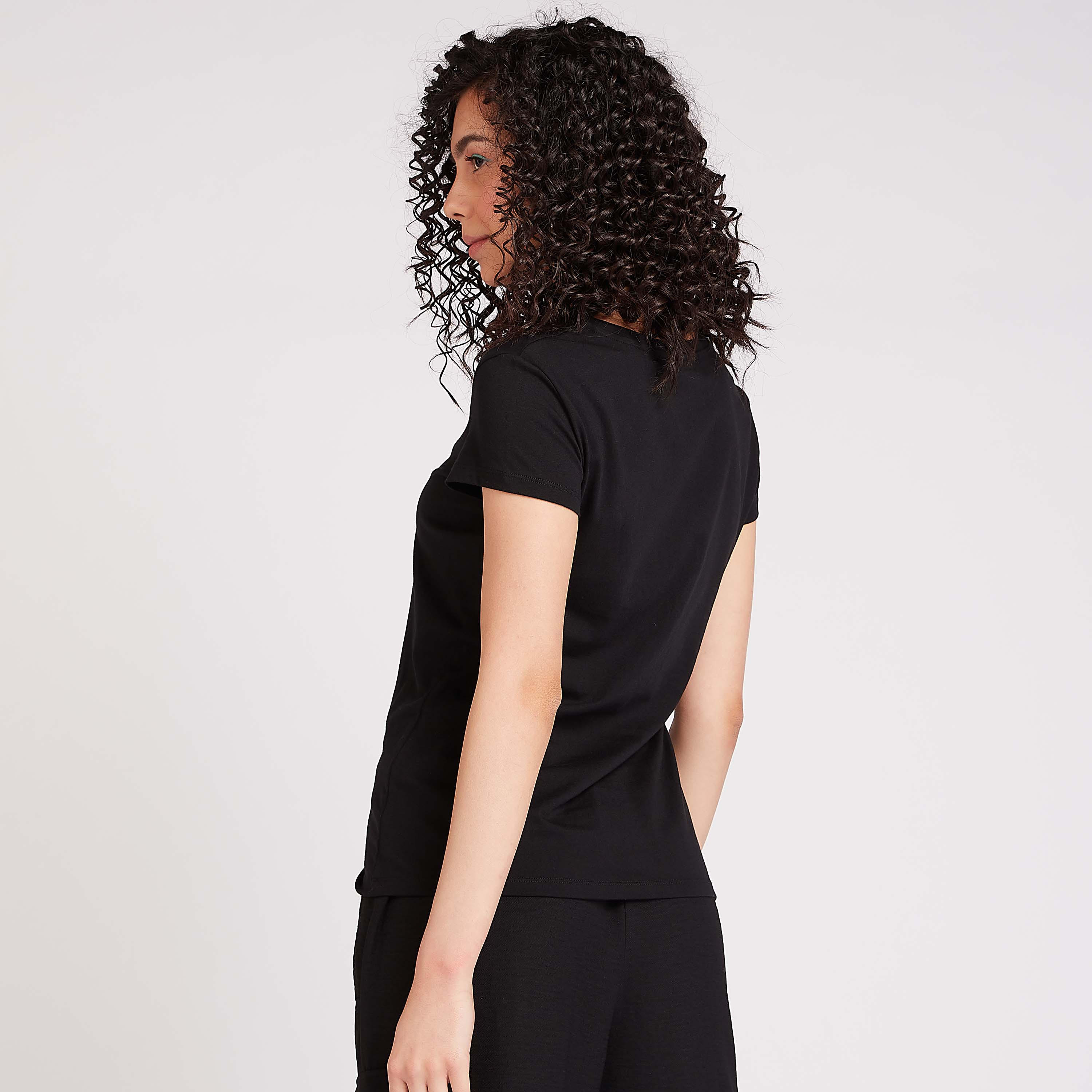 تيشيرت مستدام بياقة ضيّقة وأكمام كاب وطبعات-women-clothing-tshirts-image-4