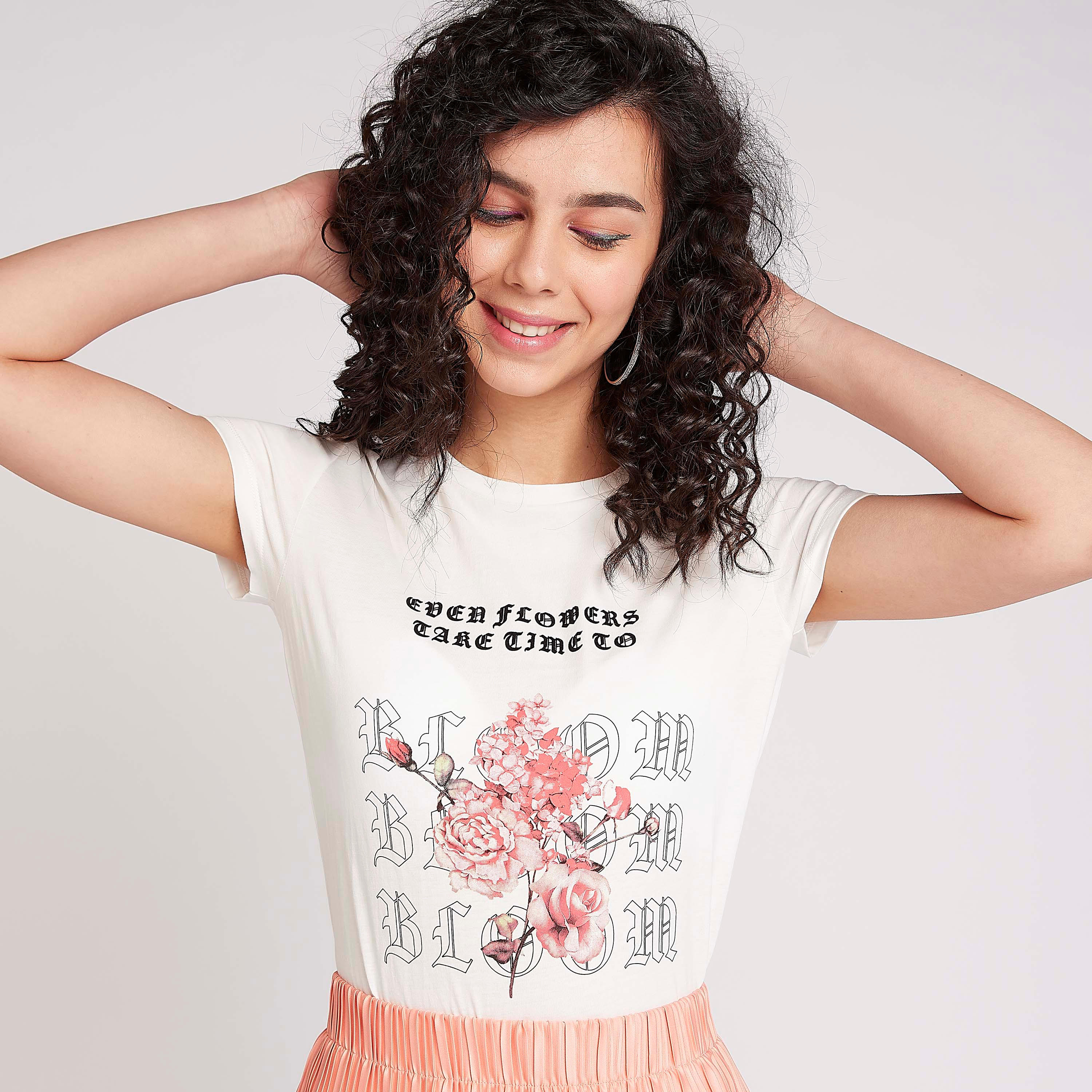 تيشيرت بياقة ضيّقة وأكمام كاب وطبعات-women-clothing-tshirts-image-1