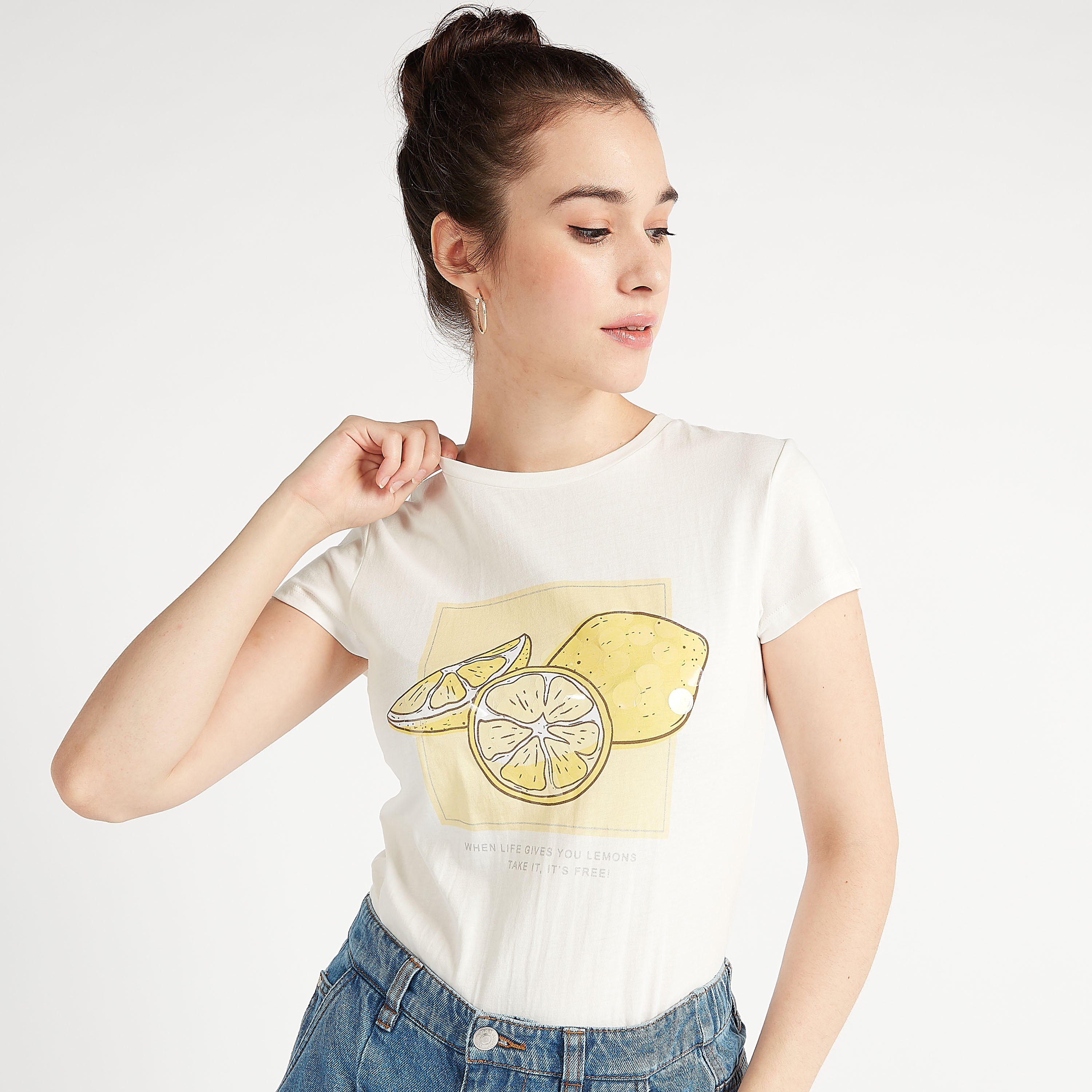 تيشيرت بياقة ضيّقة وأكمام كاب وطبعات-women-clothing-tshirts-image-4