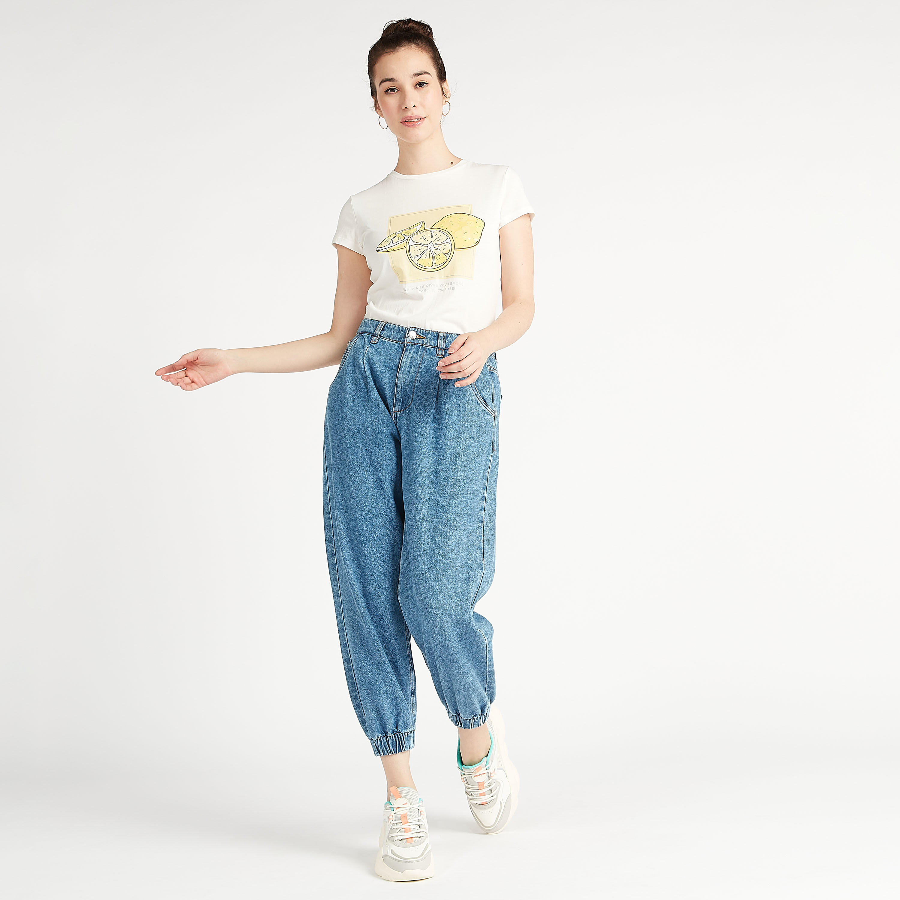 تيشيرت بياقة ضيّقة وأكمام كاب وطبعات-women-clothing-tshirts-image-3