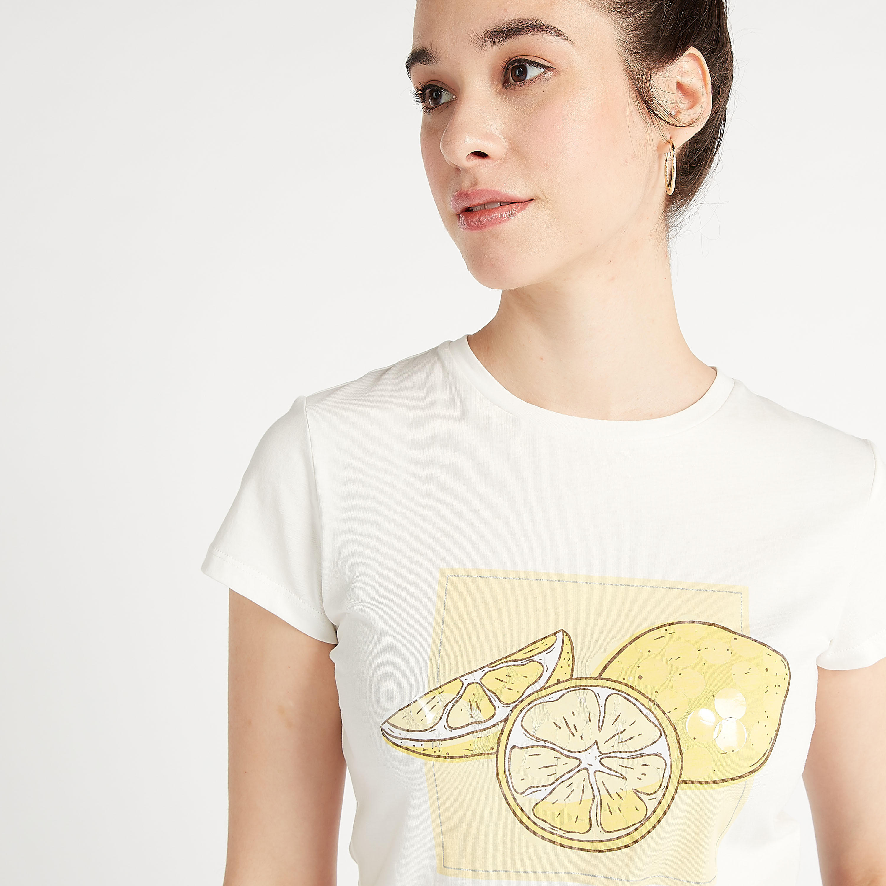 تيشيرت بياقة ضيّقة وأكمام كاب وطبعات-women-clothing-tshirts-image-2