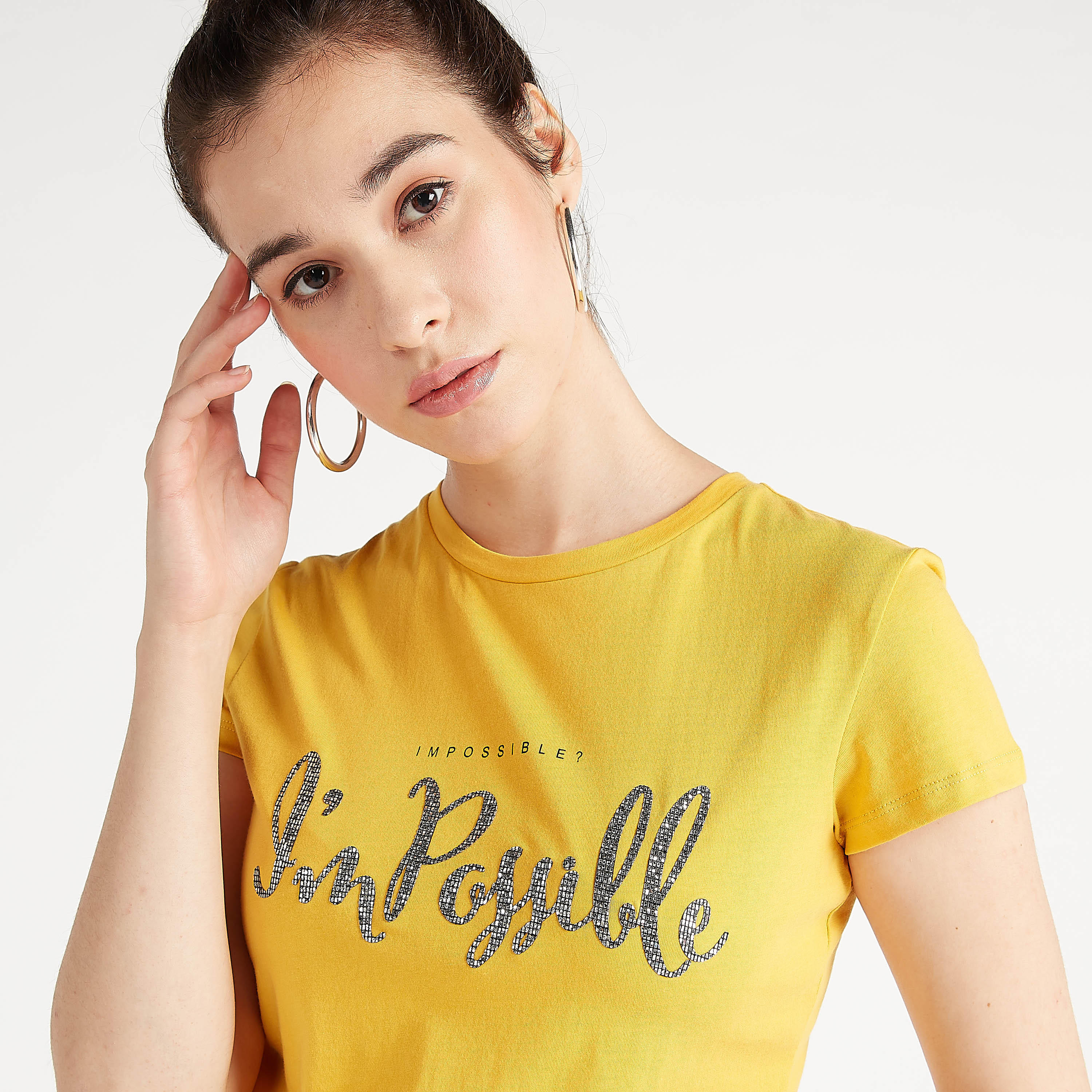 تيشيرت بياقة ضيّقة وأكمام كاب وطبعات شعار-women-clothing-tshirts-image-1