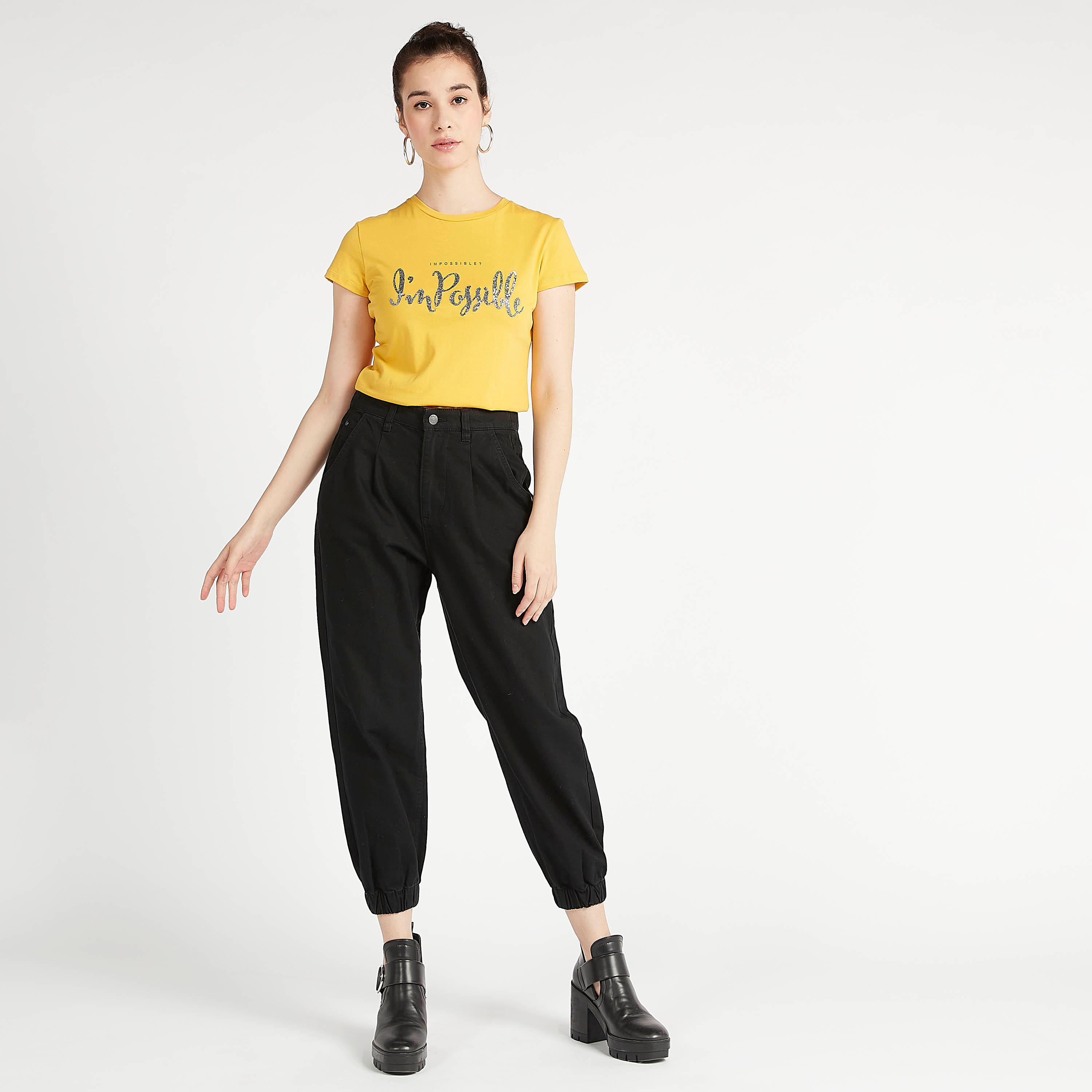 تيشيرت بياقة ضيّقة وأكمام كاب وطبعات شعار-women-clothing-tshirts-image-3