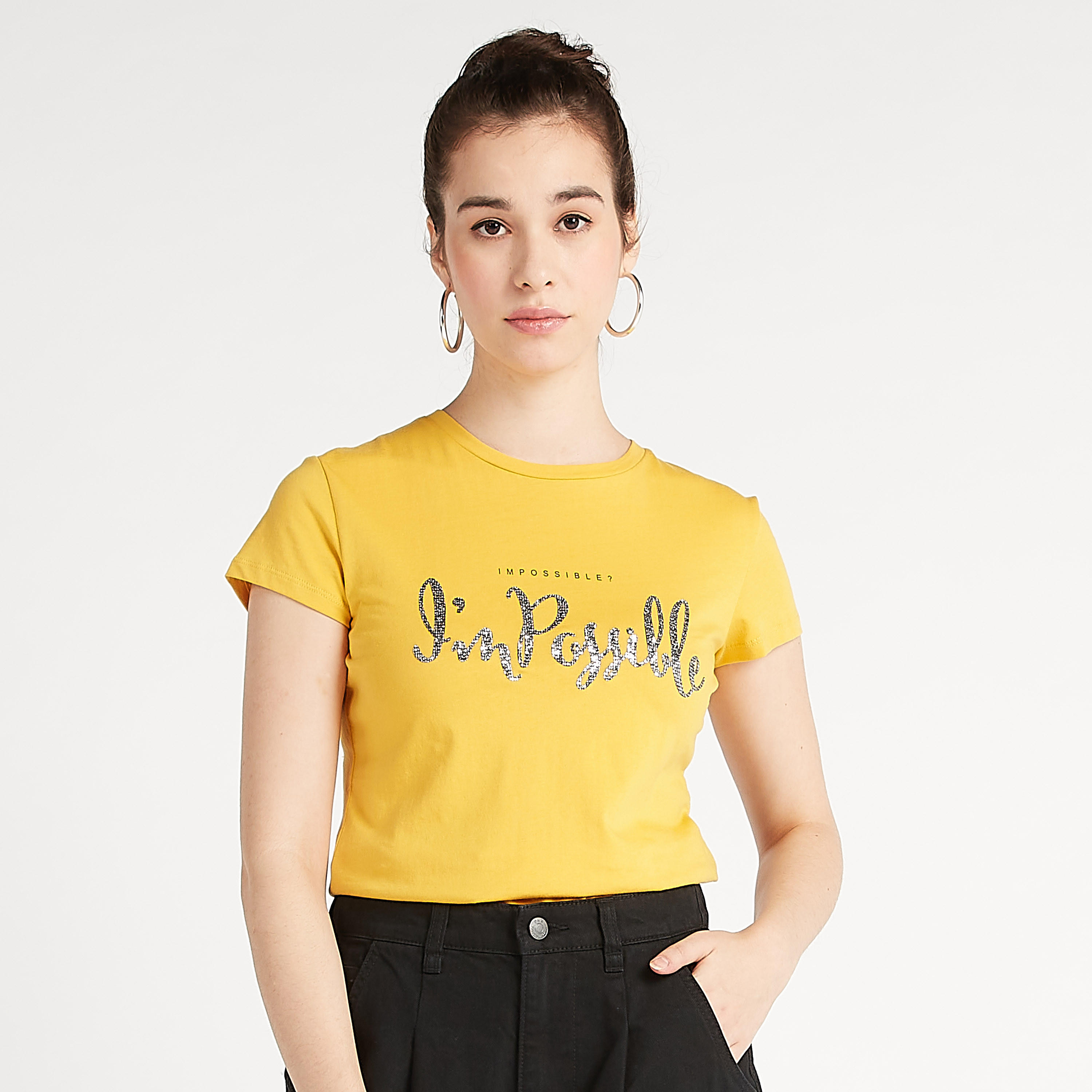 تيشيرت بياقة ضيّقة وأكمام كاب وطبعات شعار-women-clothing-tshirts-image-5