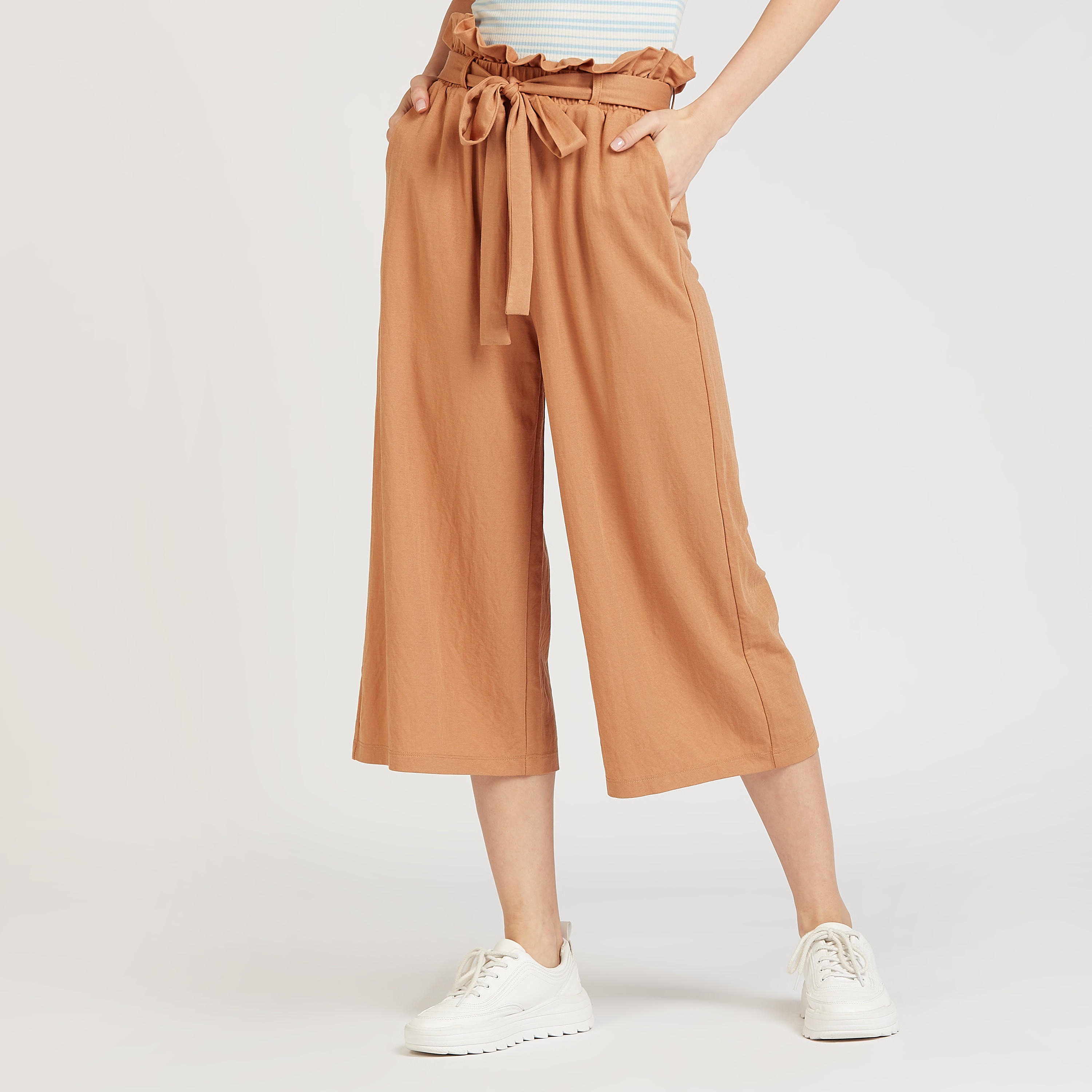 بنطلون قصير سادة بخصر بيبرباج متوسط الارتفاع وجيوب-women-clothing-bottoms-trousers-image-1