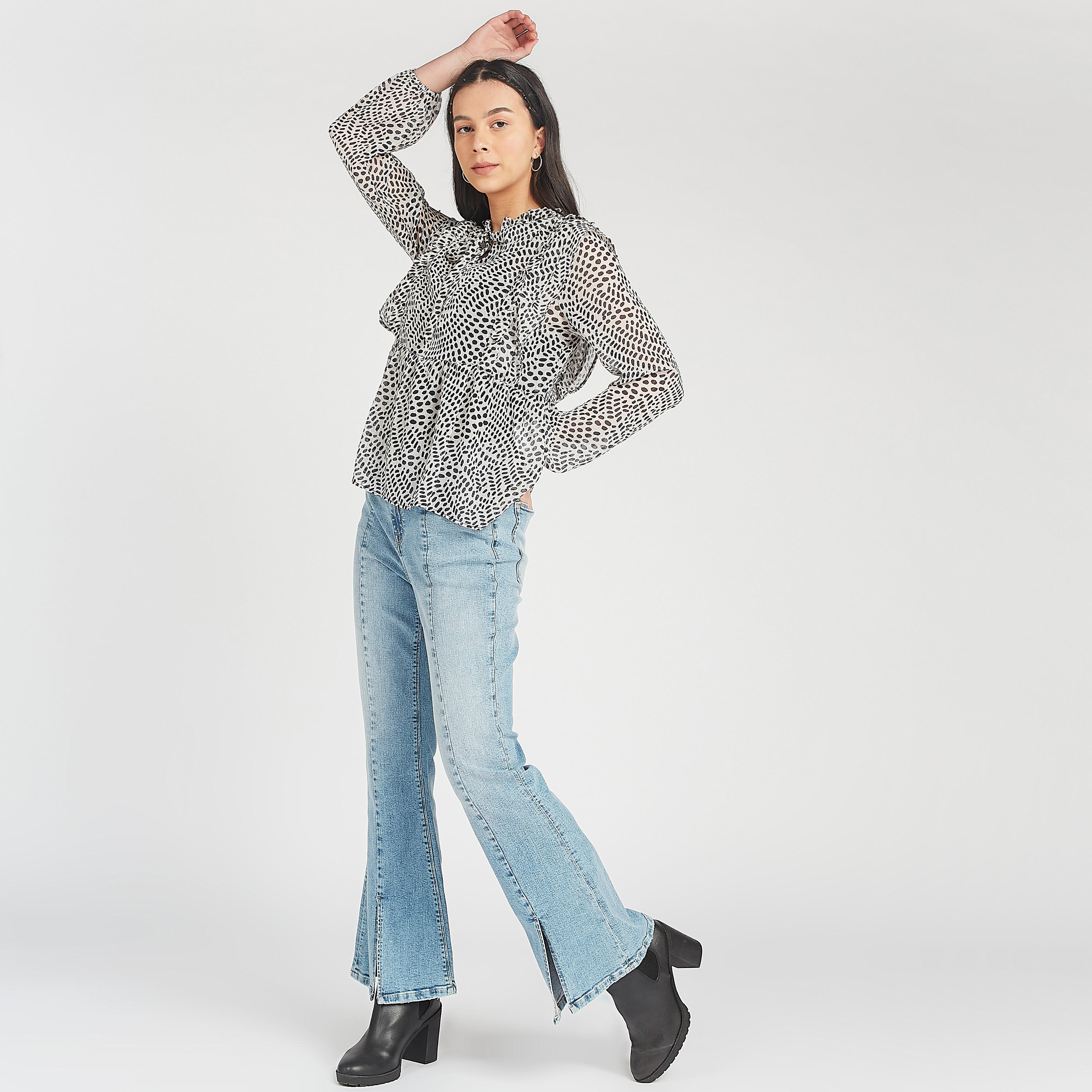 بلوزة بطبعات وأكمام طويلة وتفاصيل كشكشة وربطة عنق-women-clothing-shirtsandblouses-blouses-image-2
