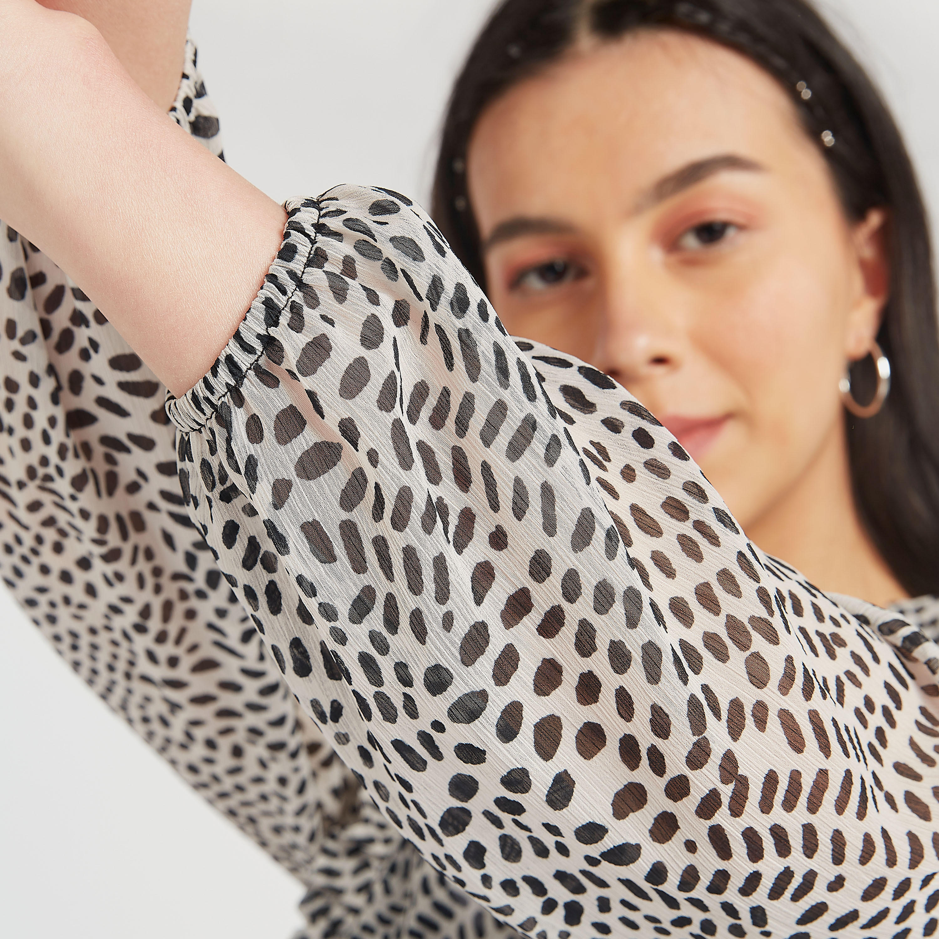 بلوزة بطبعات وأكمام طويلة وتفاصيل كشكشة وربطة عنق-women-clothing-shirtsandblouses-blouses-image-3