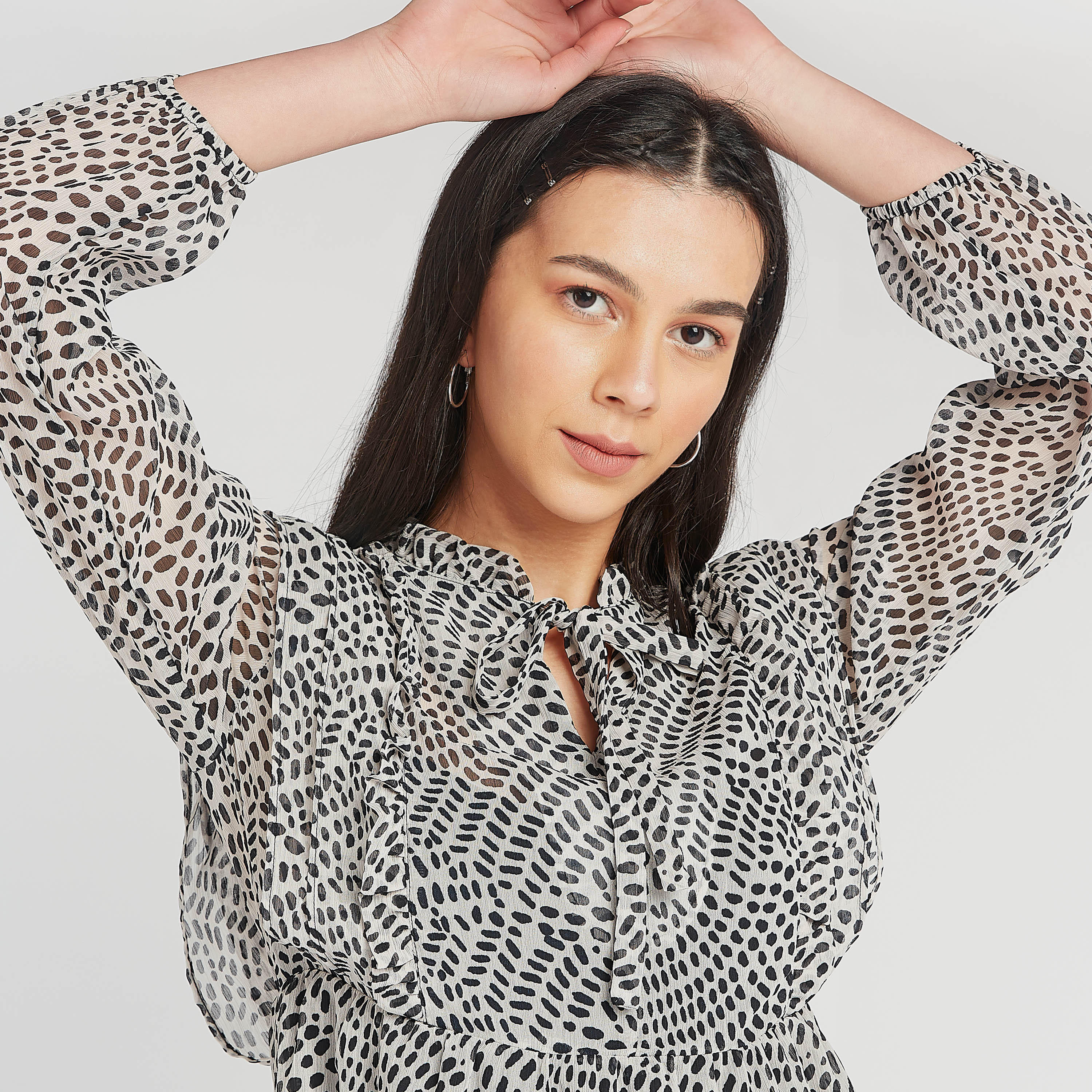 بلوزة بطبعات وأكمام طويلة وتفاصيل كشكشة وربطة عنق-women-clothing-shirtsandblouses-blouses-image-5