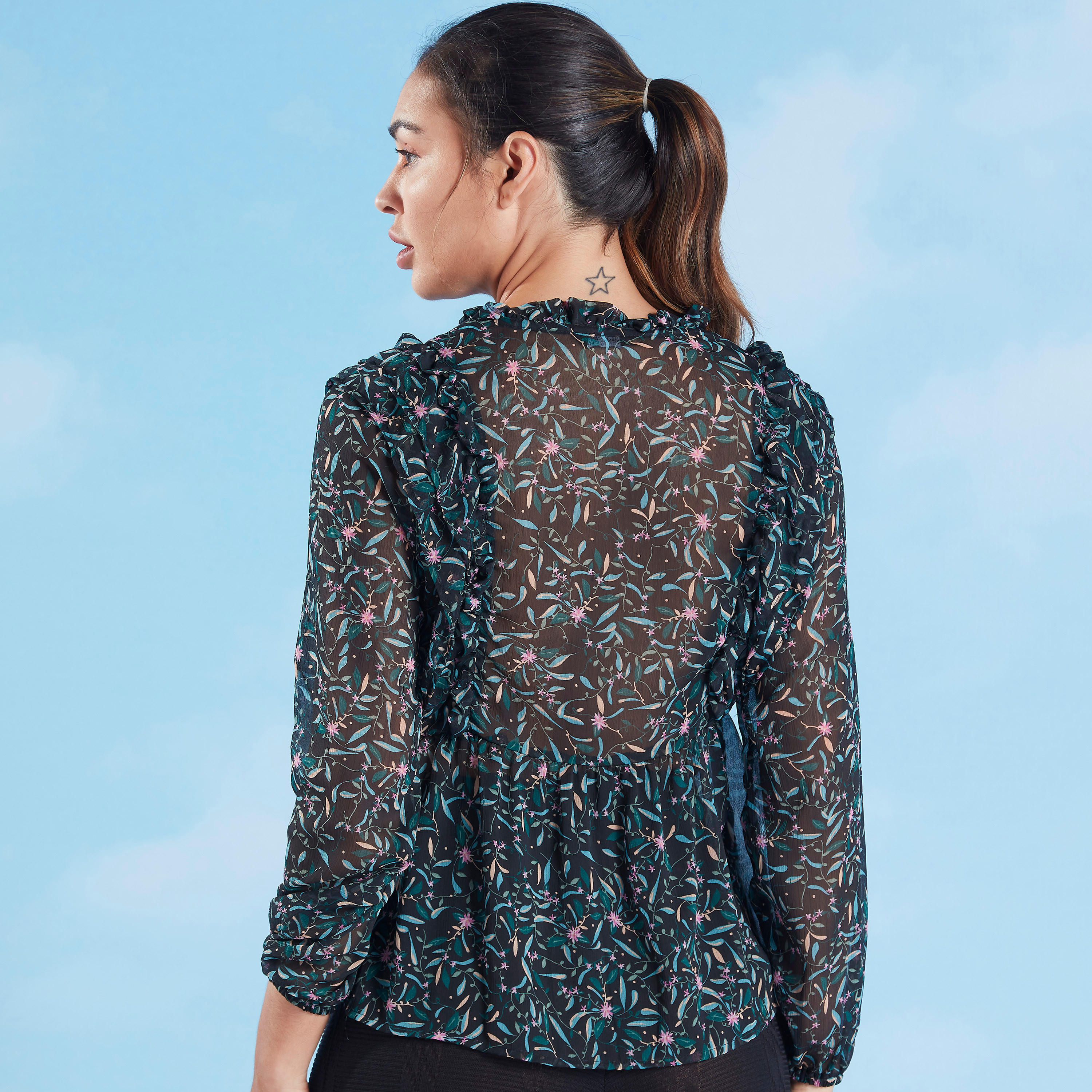 بلوزة بطبعات وأكمام طويلة وتفاصيل كشكشة وربطة عنق-women-clothing-shirtsandblouses-blouses-image-4