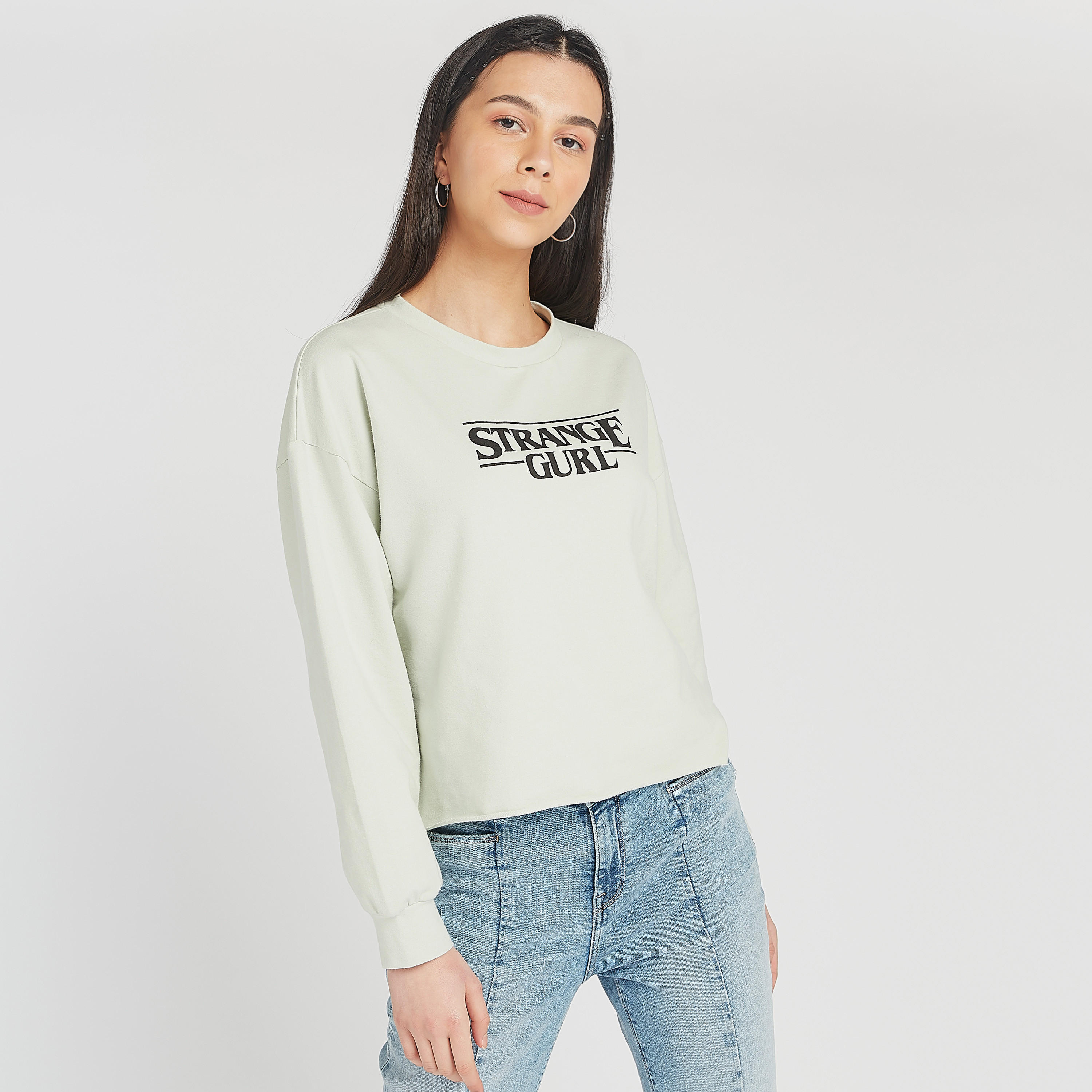 سويت شيرت بياقة ضيقة وأكمام طويلة وطبعات تايبوجرافيك-women-winterwear-hoodiesandsweatshirts-sweatshirts-image-1