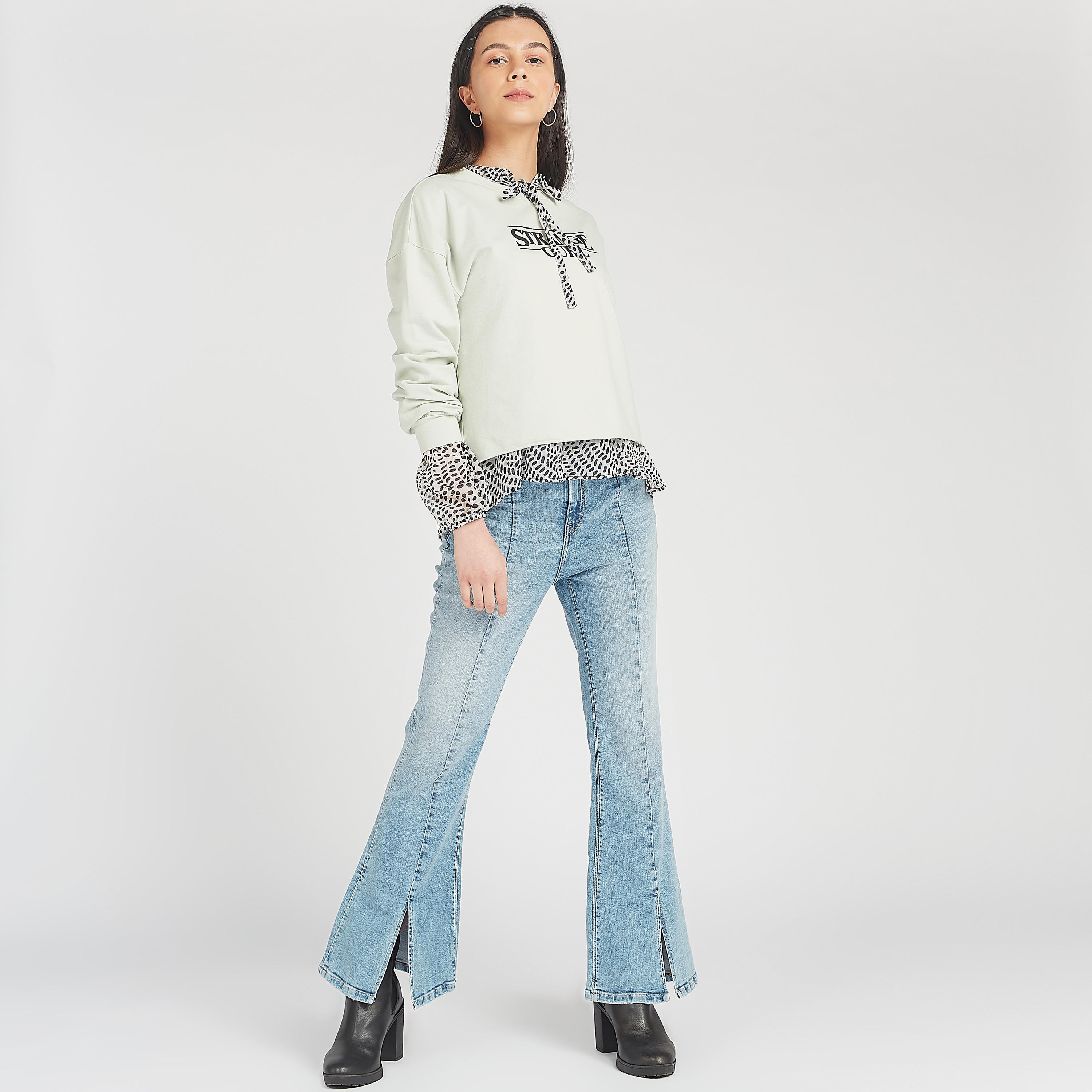 سويت شيرت بياقة ضيقة وأكمام طويلة وطبعات تايبوجرافيك-women-winterwear-hoodiesandsweatshirts-sweatshirts-image-2