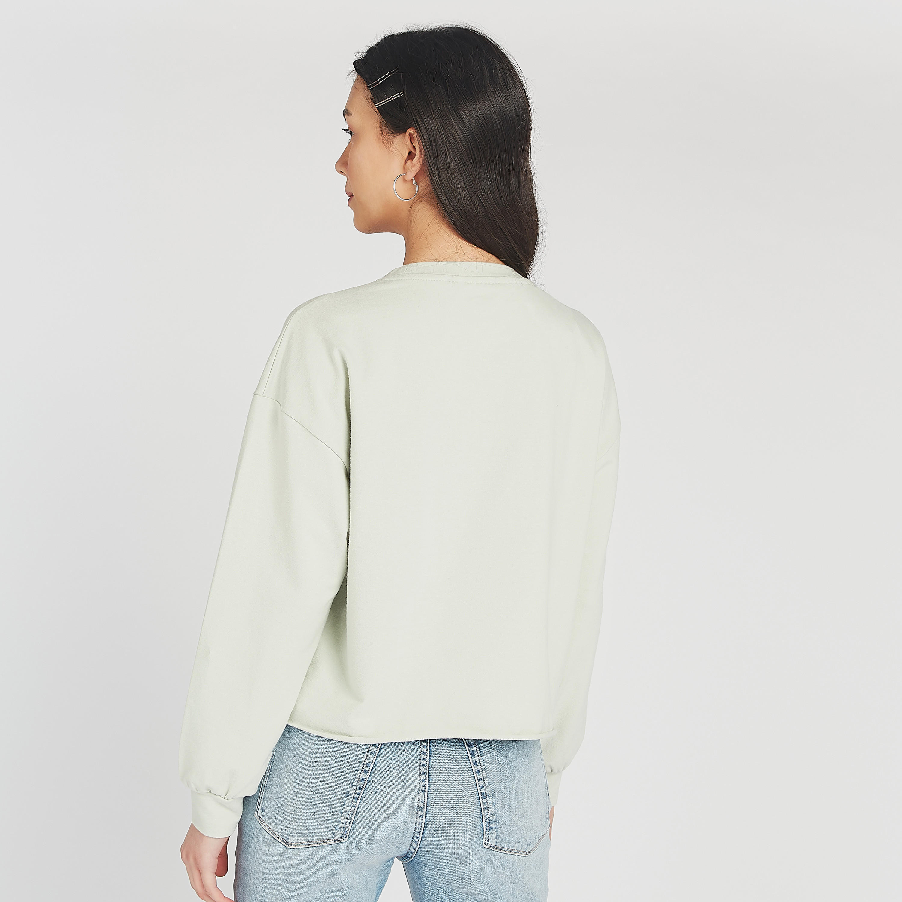 سويت شيرت بياقة ضيقة وأكمام طويلة وطبعات تايبوجرافيك-women-winterwear-hoodiesandsweatshirts-sweatshirts-image-4