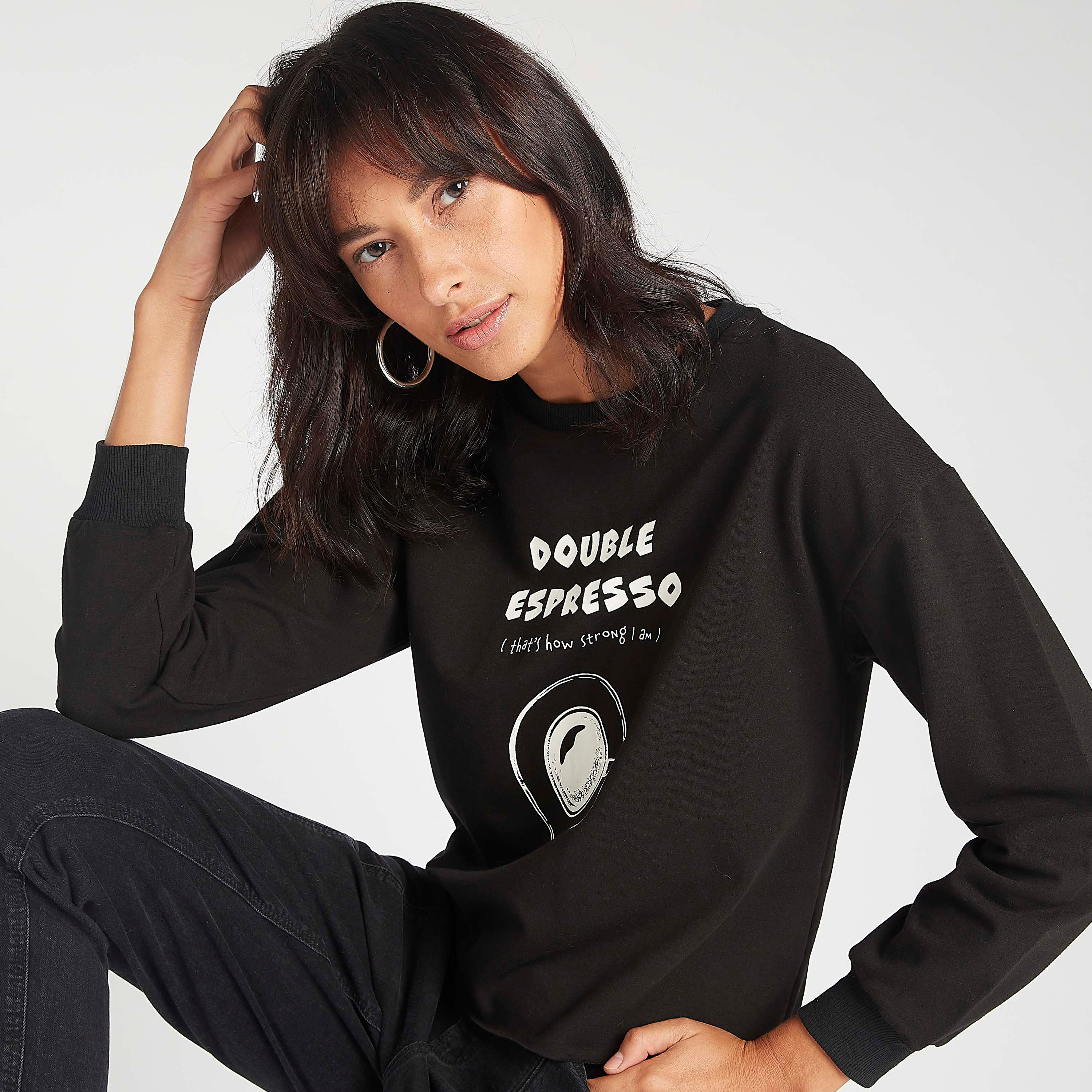 سويت شيرت بياقة ضيقة وأكمام طويلة وطبعات جرافيك-women-winterwear-hoodiesandsweatshirts-sweatshirts-image-1