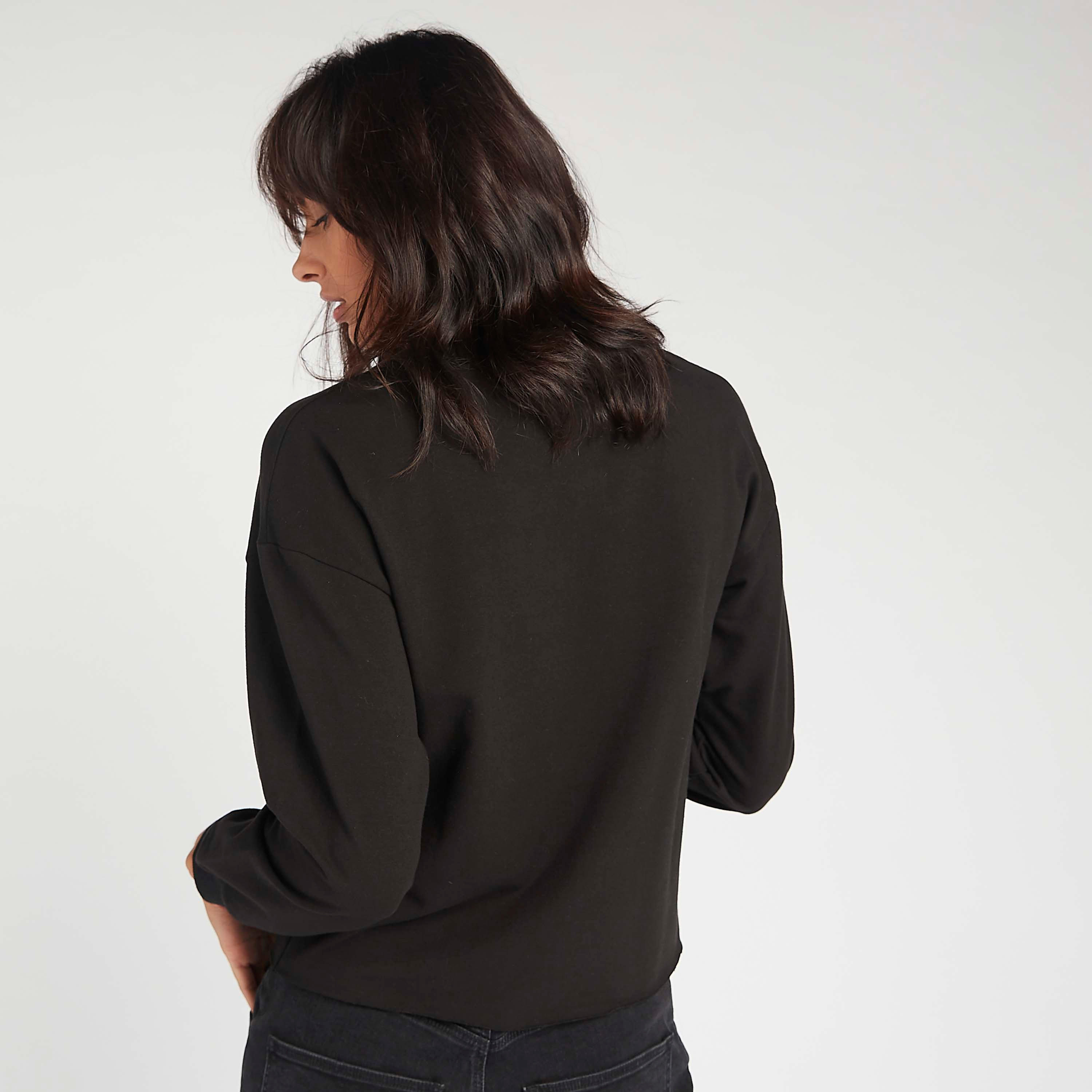 سويت شيرت بياقة ضيقة وأكمام طويلة وطبعات جرافيك-women-winterwear-hoodiesandsweatshirts-sweatshirts-image-4
