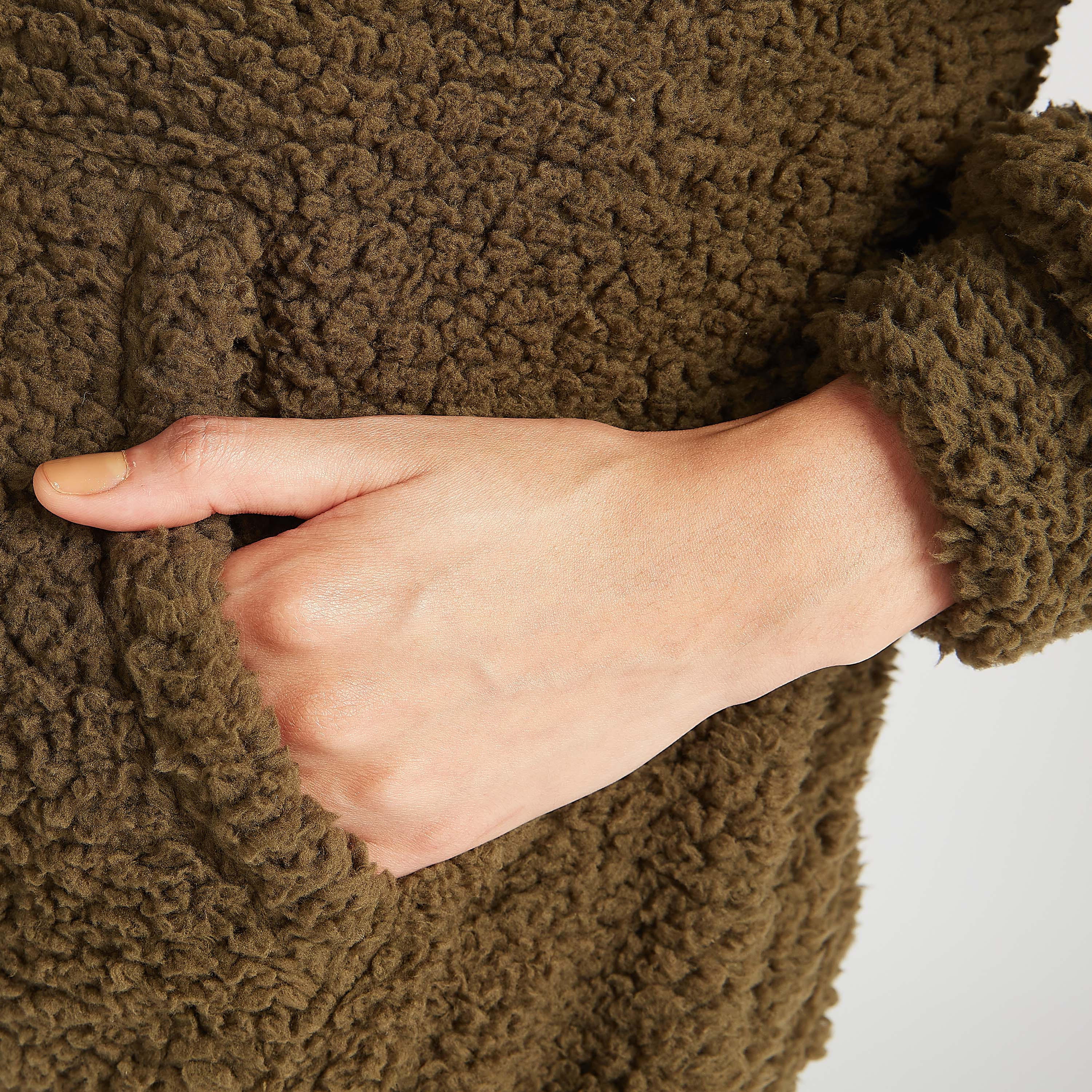 سويت شيرت شيربا بارز الملمس بأكمام طويلة وقبّعة-women-clothing-cardigansandjumpers-jumpers-image-10