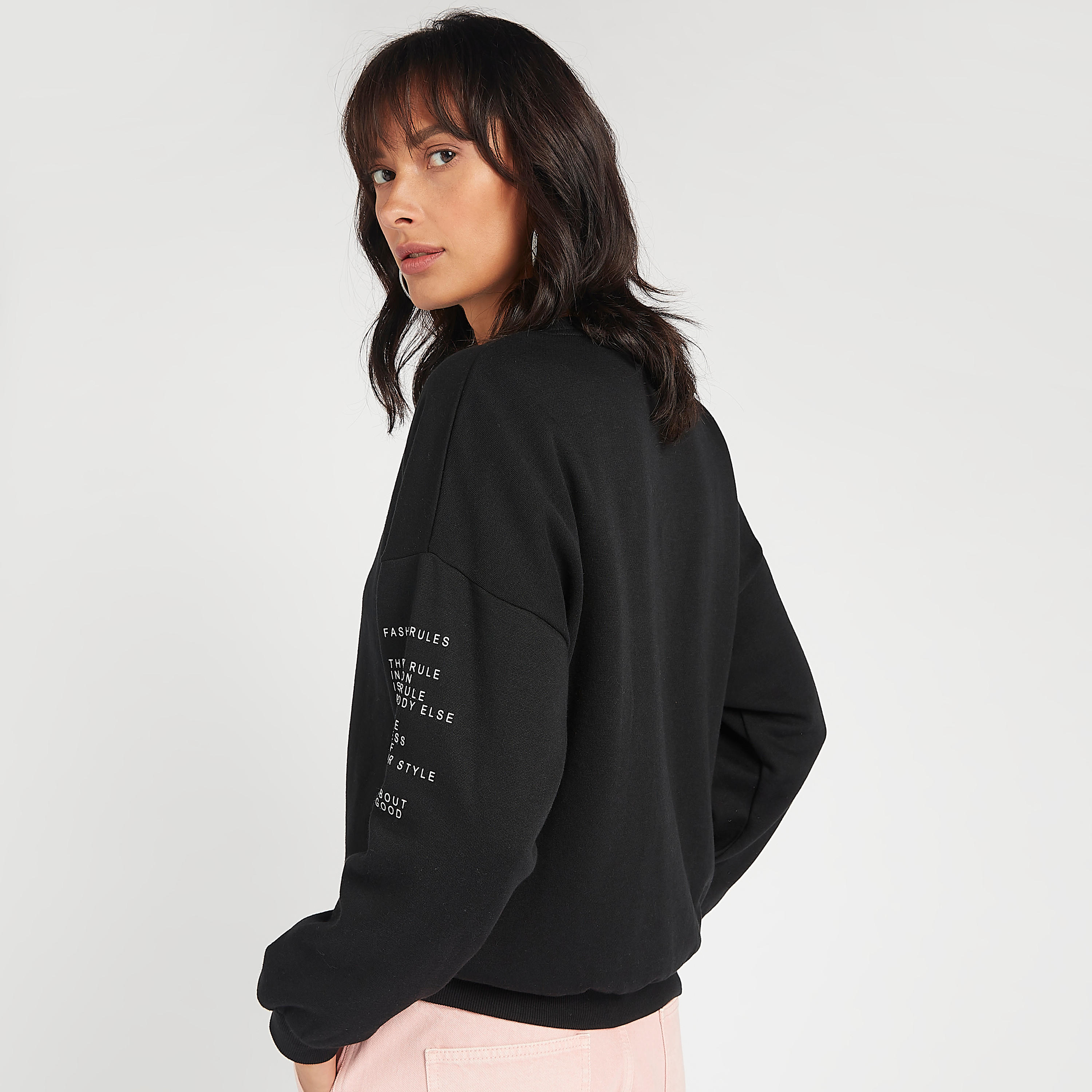 سويت شيرت مستدام بياقة ضيّقة وأكمام طويلة وطبعات-women-winterwear-hoodiesandsweatshirts-sweatshirts-image-4