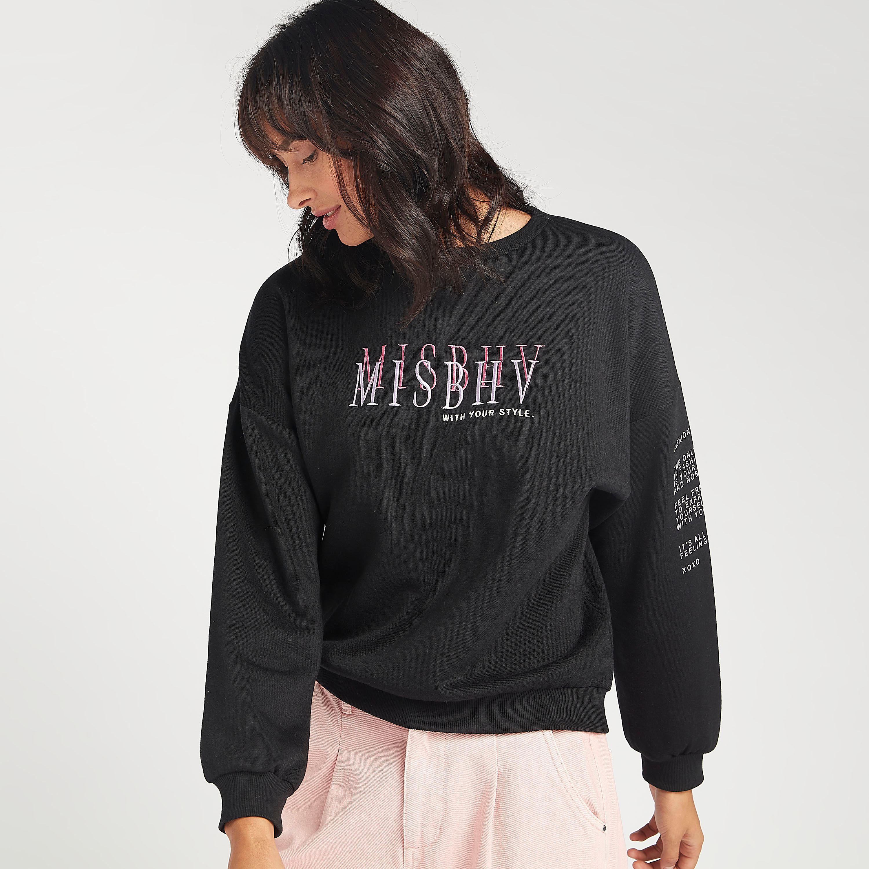 سويت شيرت مستدام بياقة ضيّقة وأكمام طويلة وطبعات-women-winterwear-hoodiesandsweatshirts-sweatshirts-image-5