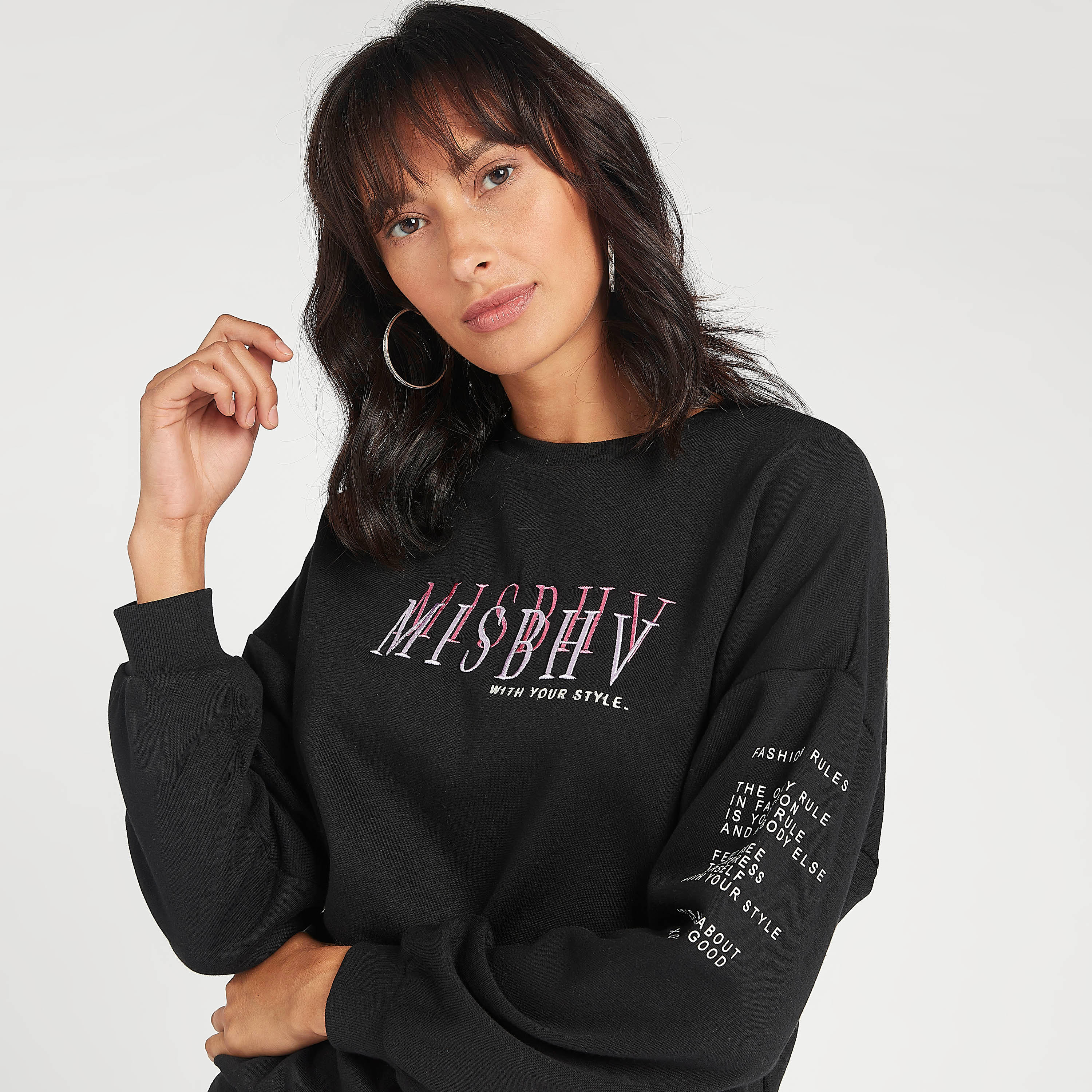 سويت شيرت مستدام بياقة ضيّقة وأكمام طويلة وطبعات-women-winterwear-hoodiesandsweatshirts-sweatshirts-image-8