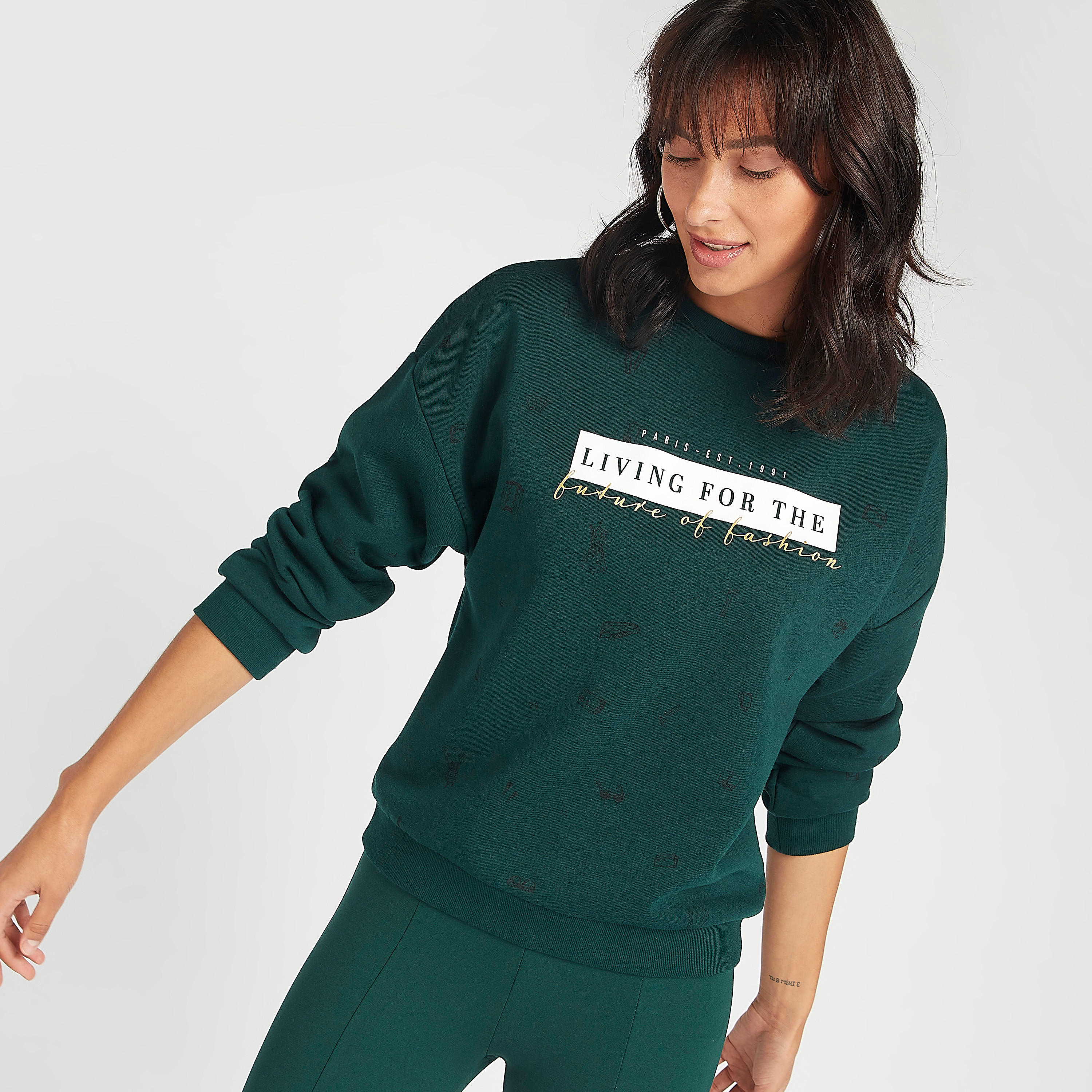 سويت شيرت مستدام بياقة ضيّقة وأكمام طويلة وطبعات-women-winterwear-hoodiesandsweatshirts-sweatshirts-image-1
