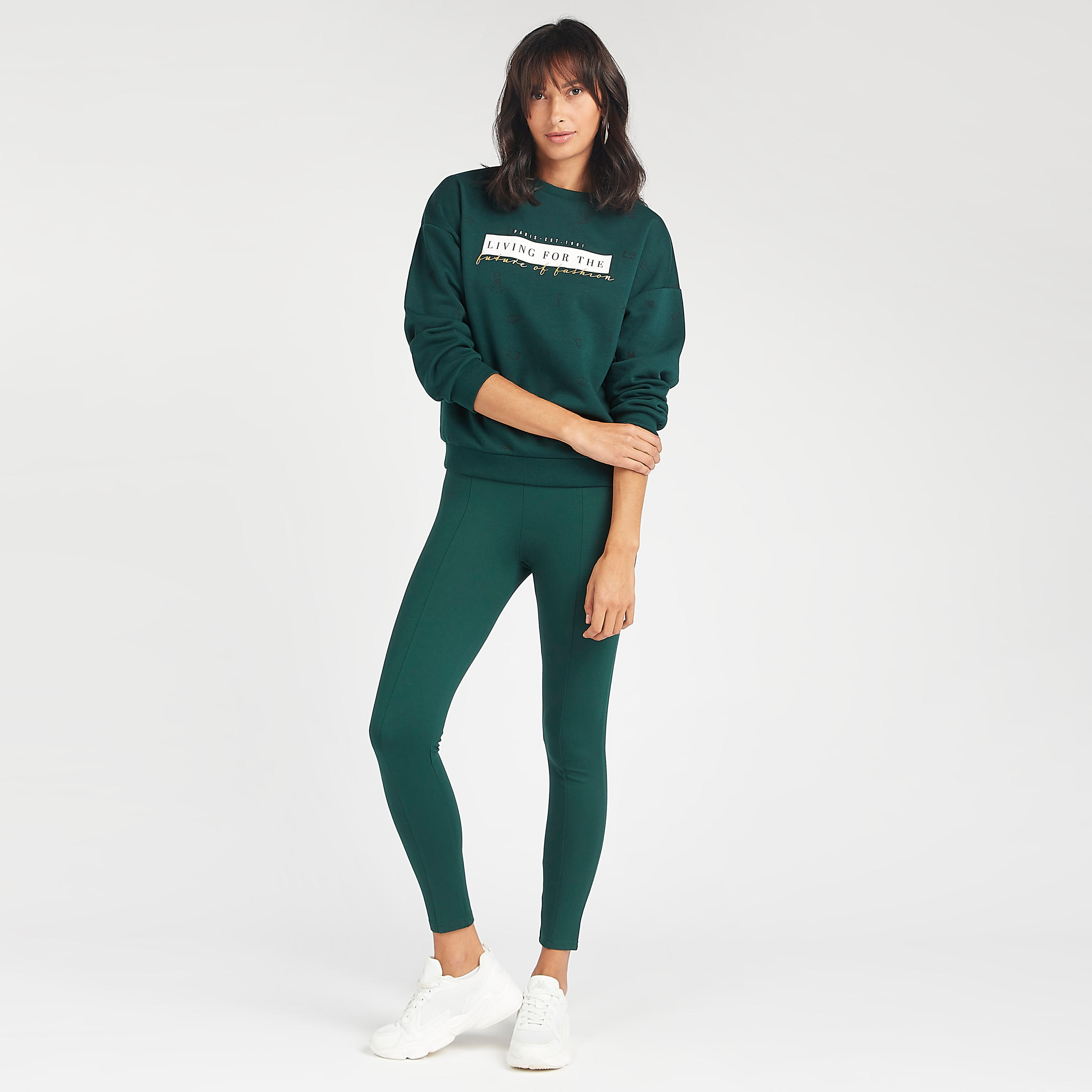 سويت شيرت مستدام بياقة ضيّقة وأكمام طويلة وطبعات-women-winterwear-hoodiesandsweatshirts-sweatshirts-image-2