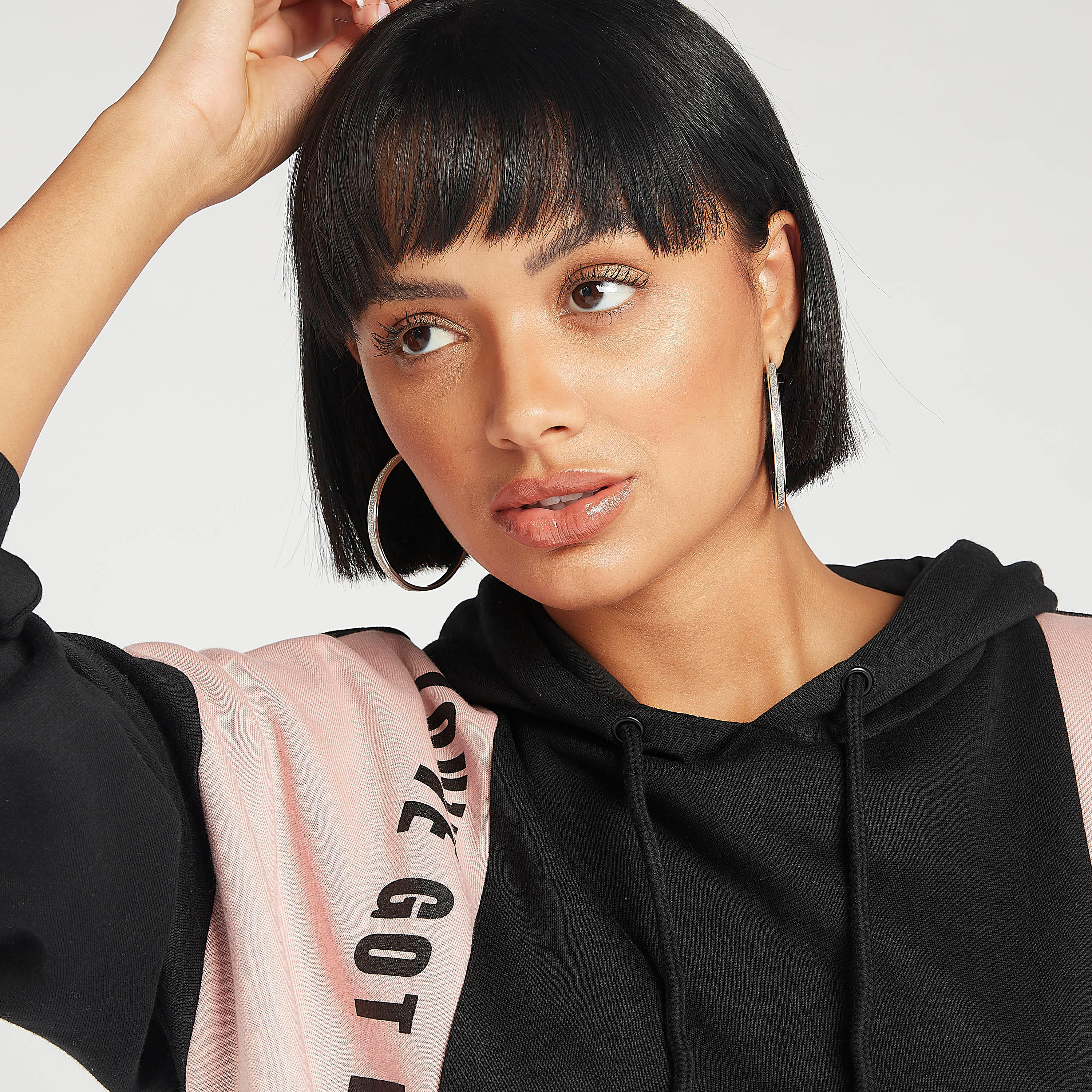 سويت شيرت مستدام بتصميم قوالب ملوّنة بقبعة وأكمام طويلة-women-winterwear-hoodiesandsweatshirts-hoodies-image-3