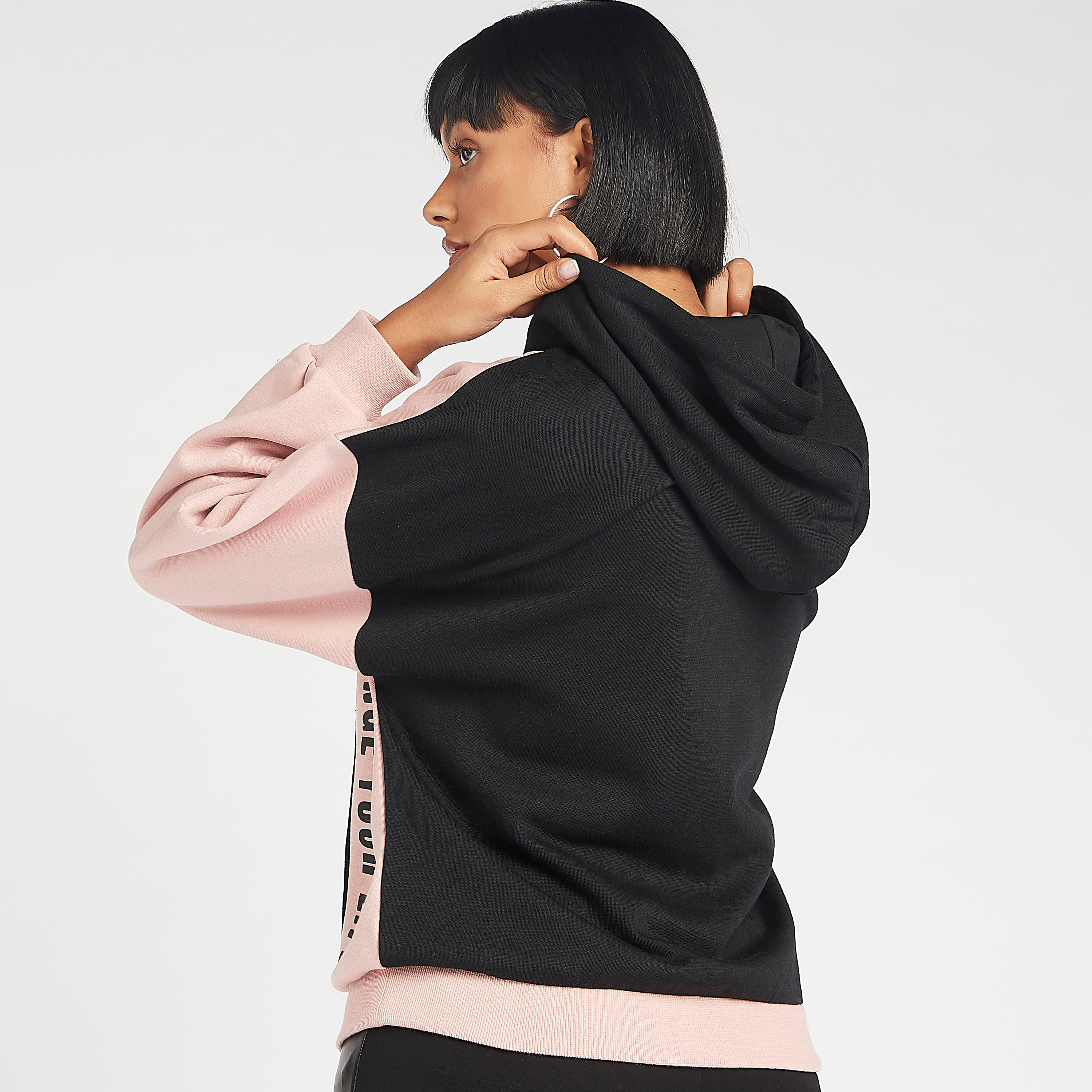 سويت شيرت مستدام بتصميم قوالب ملوّنة بقبعة وأكمام طويلة-women-winterwear-hoodiesandsweatshirts-hoodies-image-4