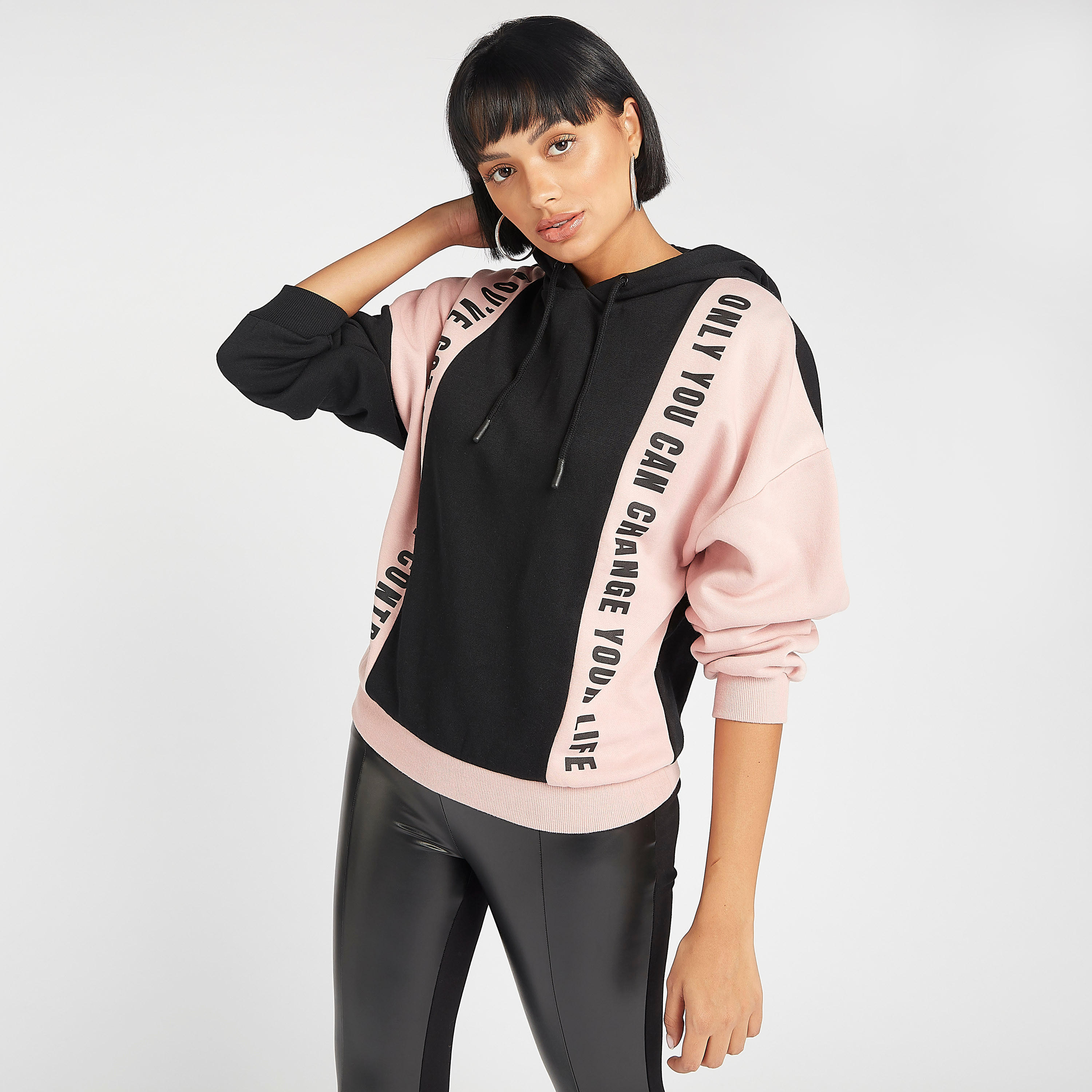 سويت شيرت مستدام بتصميم قوالب ملوّنة بقبعة وأكمام طويلة-women-winterwear-hoodiesandsweatshirts-hoodies-image-5
